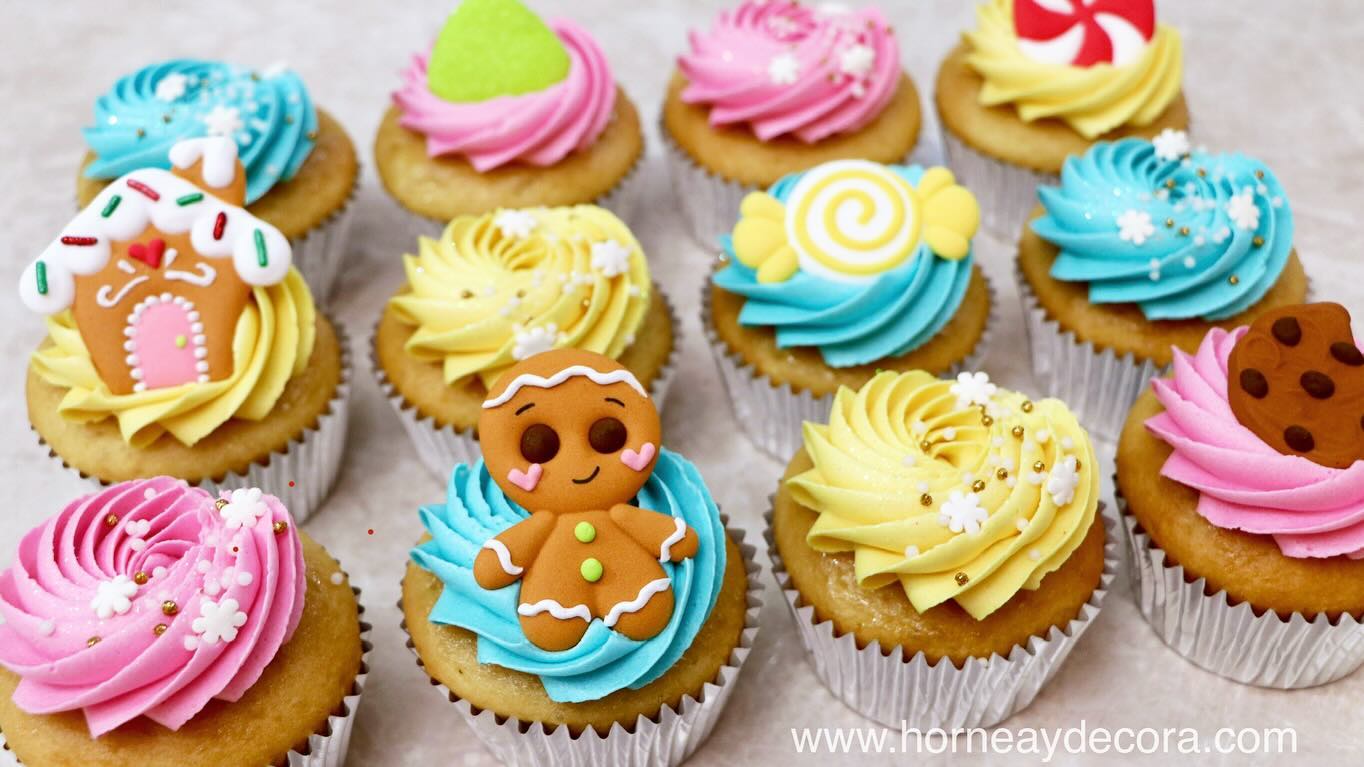 Cupcakes Navideños decorados con figuritas de royal icing @encoalimentos , que me encanta porque secan súper rápido. Las plantillas están a la venta en mi página web www.horneaydecora.com