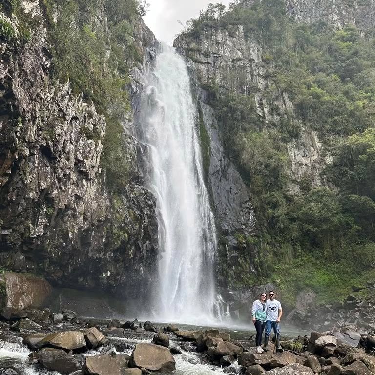 INFORMAÇÕES
CACHOEIRA RIO DO TIGRE
* Como Chegar
Com acesso a 7km de Rio Rufino e a 23km de Urubici pela Rodovia SC 370 (Urubici/RioRufino) e mais 3km pela estrada municipal chegando à sede da Pousada e Camping Rural Fazenda Rio do Tigre.
* A Cachoeira tem aproximadamente 70m de queda d’água .
* Uma trilha de fácil a moderada, possui travessias de rio, aproximadamente 01:00h de caminhada de ida, com travessias de rio.
* Cuidado com pedras escorregadia ao longo da trilha.
* Dicas: Usar tênis com solado de borracha ou botas de borracha cano longo, usar bastão, melhor horário para visitação é na parte da manhã.
* Horário de atendimento para trilha: das 08:00h às 16:30h (verão, outono e primavera).
Das 08:00h às 15:30h (no inverno)
* Taxa de acesso
R$ 10,00 por pessoa.
Possuímos receptivo com banheiros masc e fem. que são usados também como vestiários.
EM BREVE
visitação ao Criatório de Trutas.
@setur.sc
@conserra360
@turismoriorufino