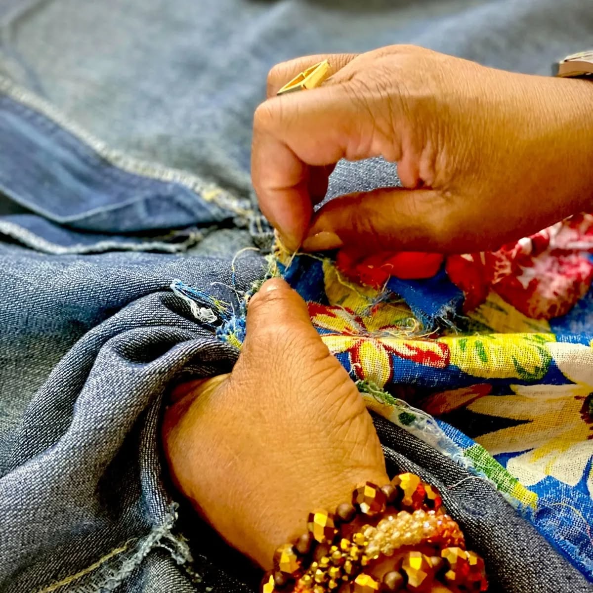 O consumo consciente de roupas é uma prática fundamental em tempos de crescente preocupação ambiental. Optar por peças duráveis e atemporais, em detrimento da moda passageira, é uma maneira eficaz de reduzir o impacto ambiental da indústria têxtil.
Além disso, a reutilização ganha destaque como uma estratégia inteligente para minimizar o desperdício. Ao estender a vida útil das roupas através de doações, trocas ou compra de itens de segunda mão, contribuímos para a diminuição da demanda por novas produções.
#lerato #sustentabilidade #vidamaissustentavel #vidasustentavelsefaz #sustentabilidade2023 #amor #desconstruirparaconstruiro