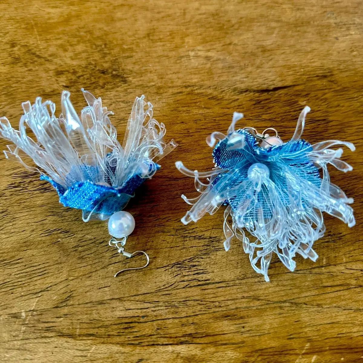 A doação de roupas desempenha um papel crucial na construção de sociedades mais solidárias e sustentáveis. Ao contribuir com peças não utilizadas, proporcionamos calor e dignidade a quem necessita.
Além disso, a doação promove a reutilização, reduzindo o impacto ambiental da produção excessiva de vestuário. Essa prática simples fortalece laços comunitários, enfatizando a importância da empatia e da responsabilidade social. Cada doação representa um gesto significativo de generosidade, capaz de transformar vidas e inspirar uma corrente positiva de ajuda mútua.
É de suma importância ressaltar que toda roupa possui vida útil, sendo que a utilização determinará seu fim, por exemplo, o jeans possui duração de cinco anos em média, porém haverá um momento que esse tecido não terá utilidade e se será necessário um descarte sustentável.
#lerato #sustentabilidade #vidamaissustentavel #vidasustentavelsefaz #sustentabilidade2023 #amor #desconstruirparaconstruir #carnaval2024 #carnavalrj #carnavalsp