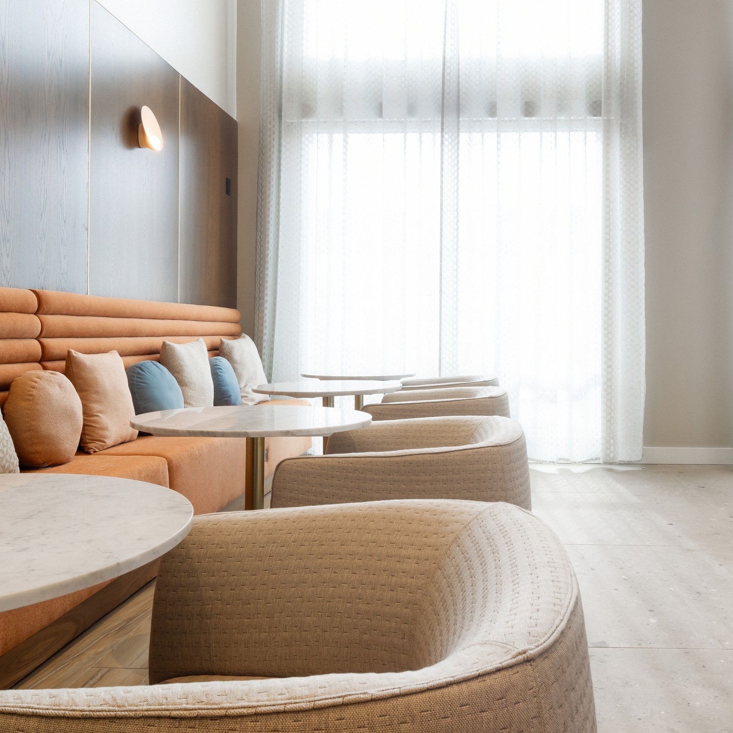 Finding semi-private spaces to sit and engage with friends or to work are so important when designing large scale spaces in hospitality driven multifamily residences.
#multifamilydesign #boutiquehospitalitydesign #conantdesigngroup #codesign #WBE @avalonbaycommunities