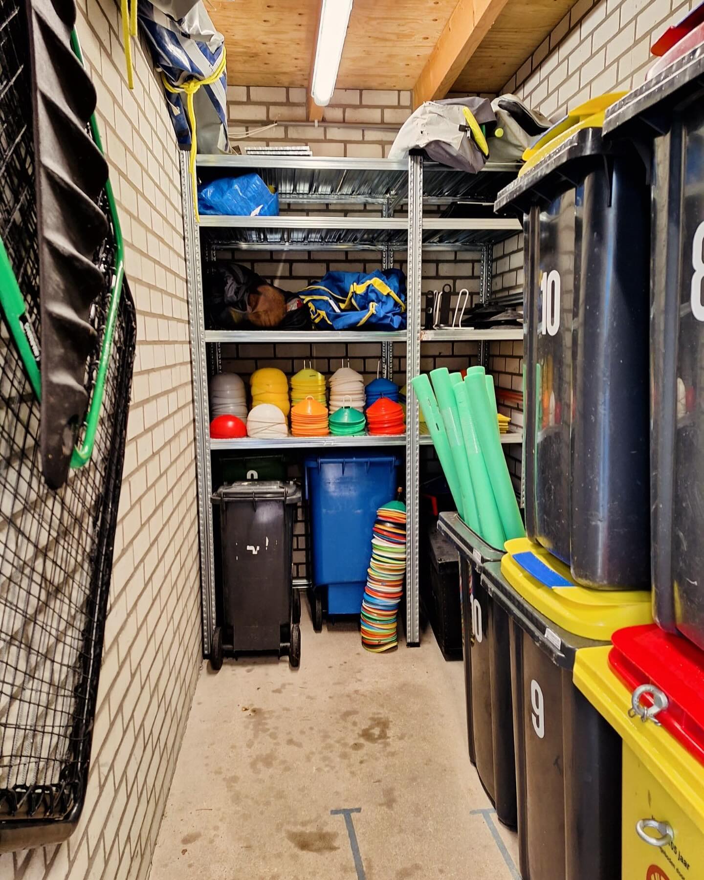 Afgelopen zaterdag zijn alle ballentassen uitgereikt aan de juniorenteams. Ook is het materialenhok weer opgeruimd.
β‘οΈ De 4 kleine grijze kliko βs zijn alleen voor de senioren.
β‘οΈ De overige materialen mag iedere trainer gebruiken wel graag alles terug waar ze het pakken.