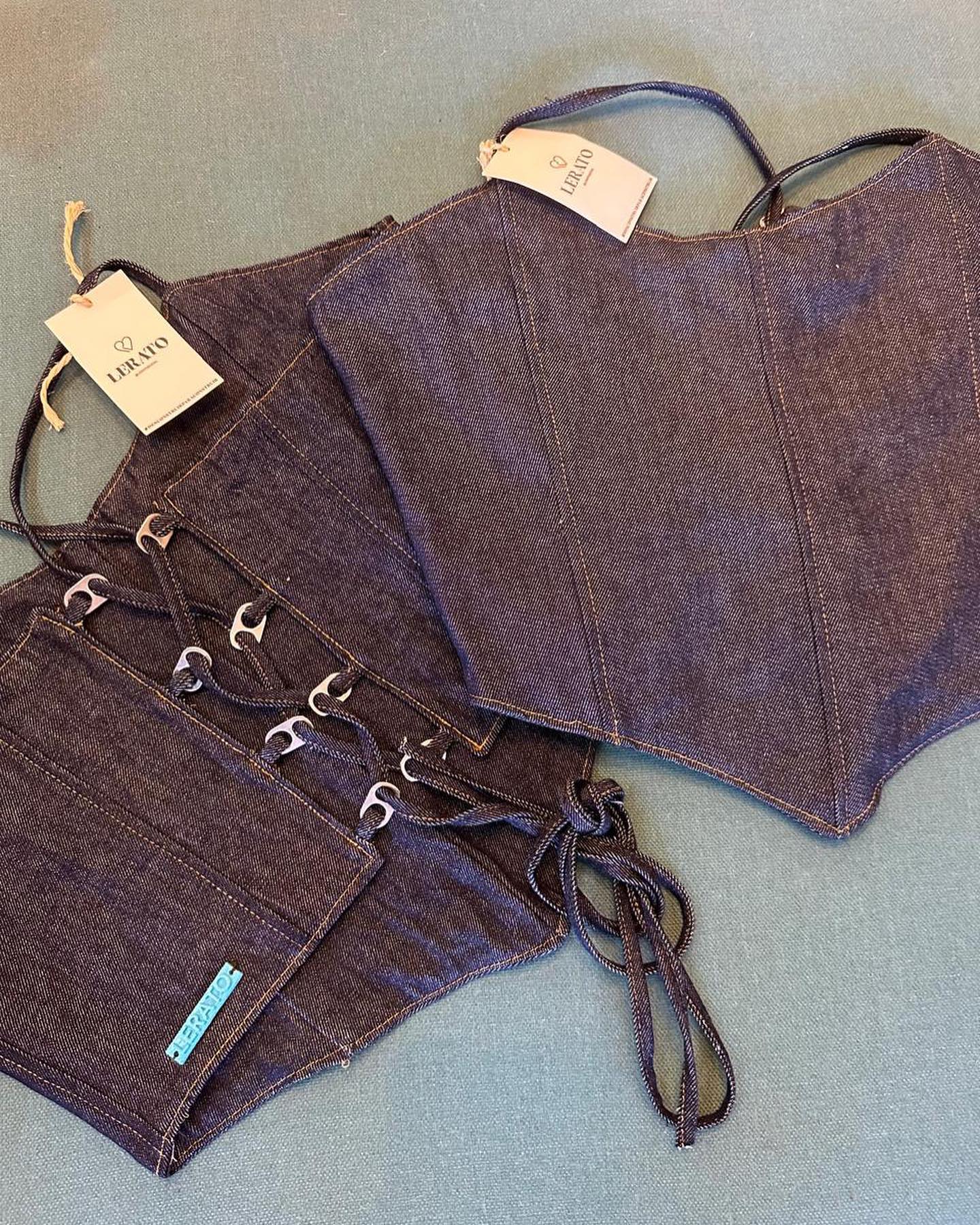 A reutilização do jeans e dos lacres de latinhas em roupas é uma prática sustentável que visa reduzir o desperdício e o impacto ambiental. Essa abordagem envolve o reaproveitamento de materiais já existentes, como jeans usados ou latas de alumínio, para criar novas peças de vestuário, promovendo a economia circular e a conscientização sobre o consumo responsável.
Ter uma vida mais sustentável vai além de consumir de forma responsável , consiste em estar comprometido com meio ambiente , pensar em como descarto meus resíduos .
#corselet
#lacres
#consumointeligente #desconatruirparaconstruir
#descarteconsciente
#jeans
#ods2030