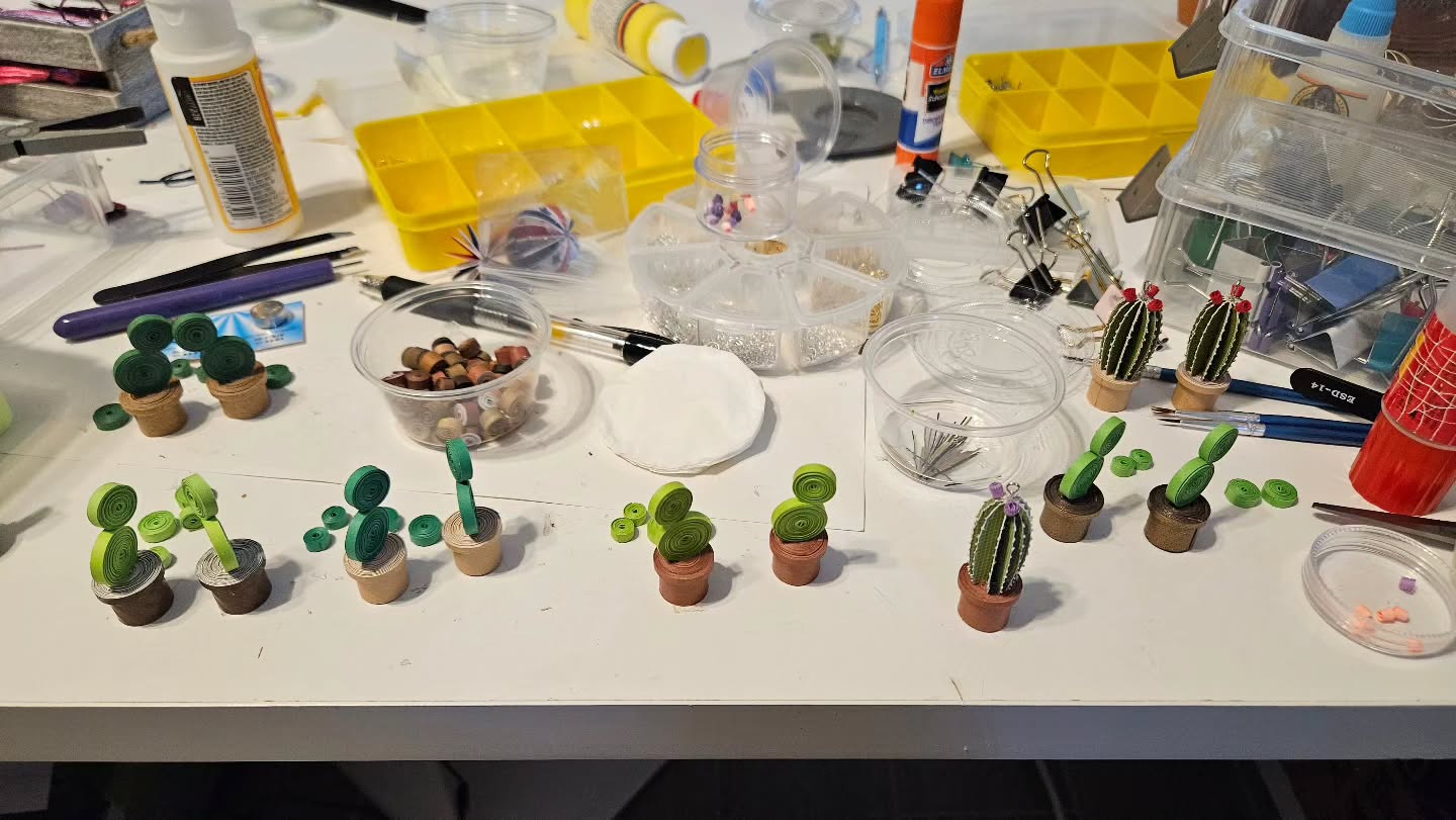 Making some earrings, on my very messy desk! 🤪
#artist #crafter #papermade #earrings