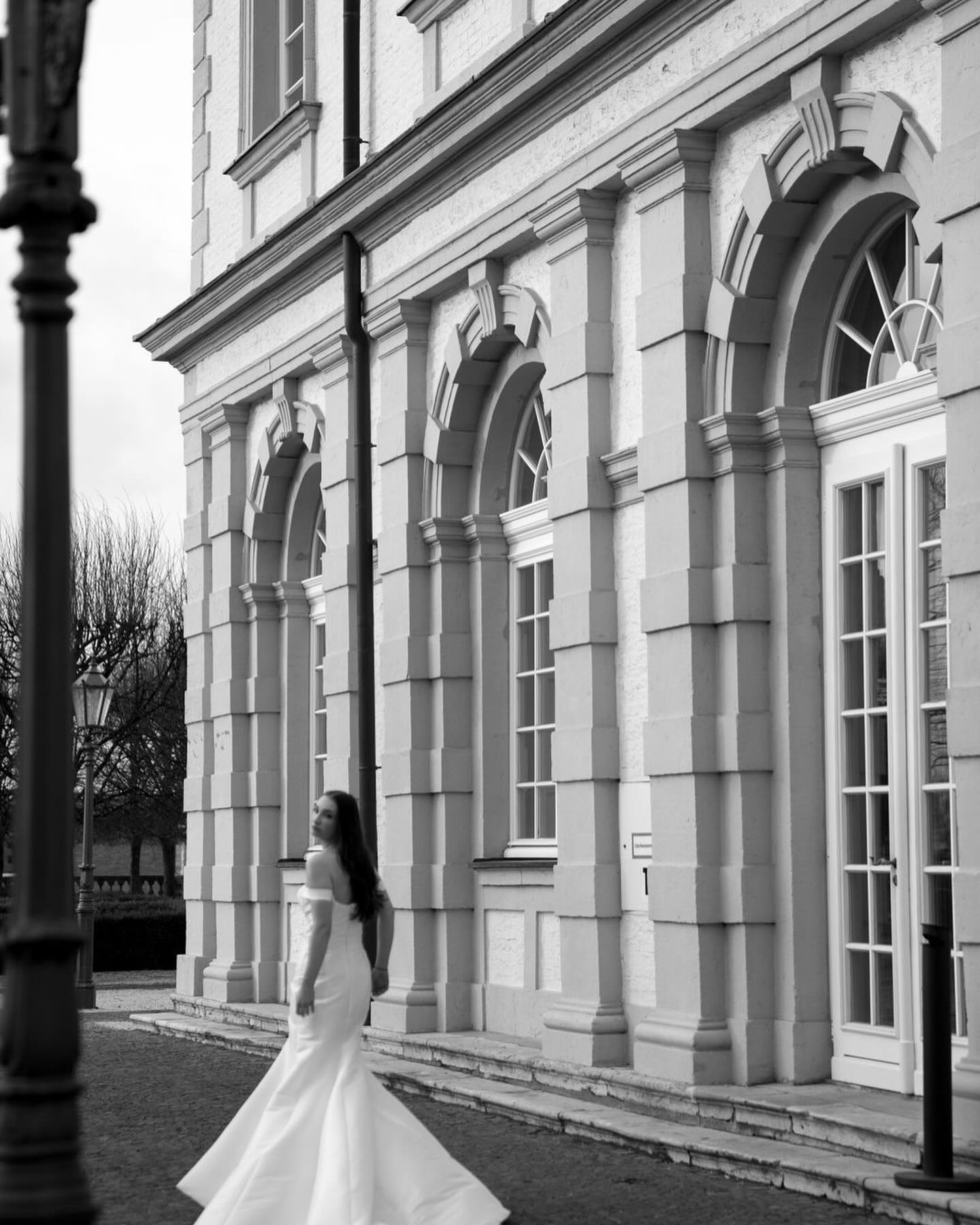 Love is all you need 🤍💃🏻
Photo & Video: @ynaundmarius
Dress: @thebride.hamburg
Couple: @neleundleif
Stationary: @hochzeitspapeterie.zv
Flowers: @sorbloom
Planning: @ajaweddings
#weddinginspiration #weddingdesign #italianwedding #weddingideas #luxuryweddingplanner #destinationweddingplanner #hochzeitsplanerfrankfurt #weddingplannerfrankfurt #lakegardaplanner #blacktiewedding #weddingitaly #weddingcroatia #verlobt #ajaweddings #weddingflowers