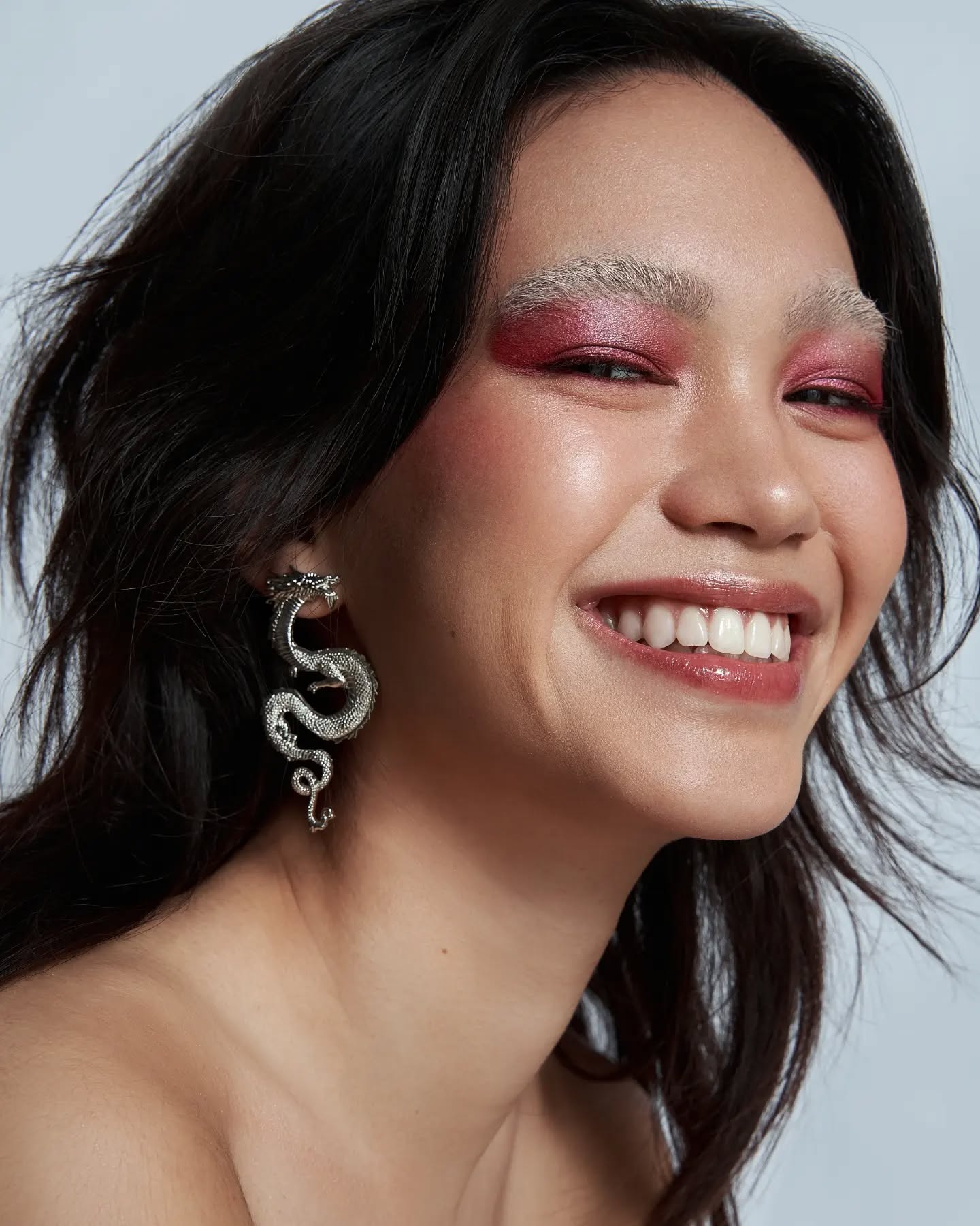 DRAGON BABY 🩵
Photographe : @elisabron_photographe
Modèle : @oksanagdt
Makeup/hair : @jade_r__makeup
Using : @nuxe
/ @charlottetilbury / @typologyparis
_____________________
#beautylyon #maquillagelyon #makeupartist #makeuplyon #modelelyon #photographelyon #dragon #shootinglyon