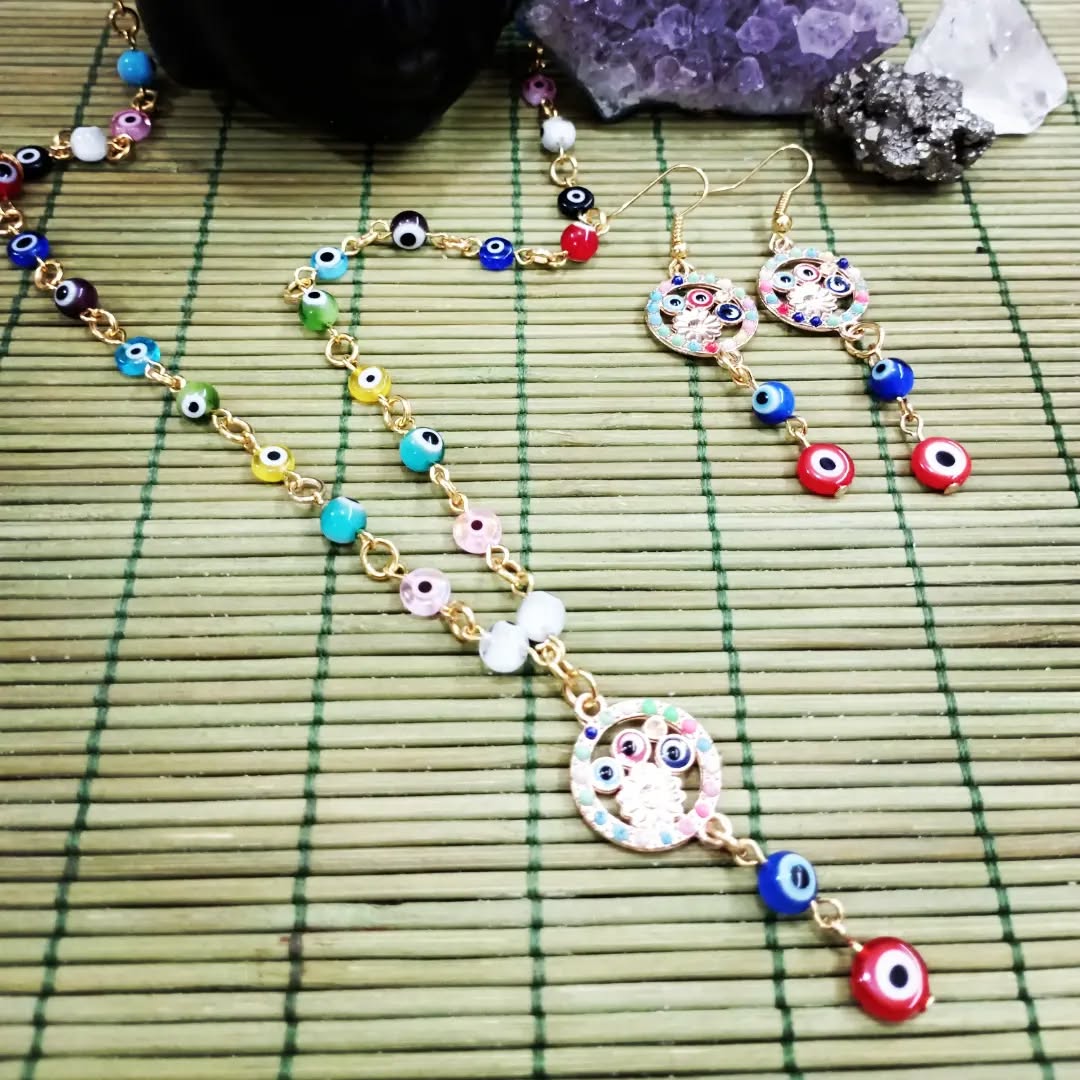 Los ojos turcos se utilizan como amuleto de protección. Se dice que protege contra el mal de ojo, la envidia y la mala suerte, y que brinda buena suerte y felicidad a su dueño. En la cultura turca se cree que su presencia en el hogar o en la ropa puede traer buena fortuna y protección.
#ojosturcos #ojoturco #proteccion