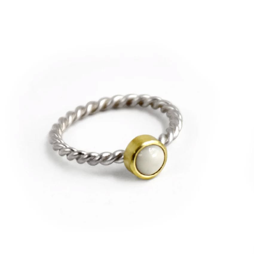 Zartes Ringlein mit goldgefasstem Porzellan und Silberschiene.
Kurz vor dem Keramiktagen Dießen fertig geworden, kann es heute noch bis 18 Uhr vor Ort bestaunt, probiert und Werbeformen werden (neben anderen schönen Stücken)
#zeitgenössischerschmuck #schmuck #ring #verlobungsring #handgeschmiedet #gold #porzellan #porzellanschmuck #contemporaryjewellery #jewellery #jewelry #porcelainejewelry #porcelaine #engagementring