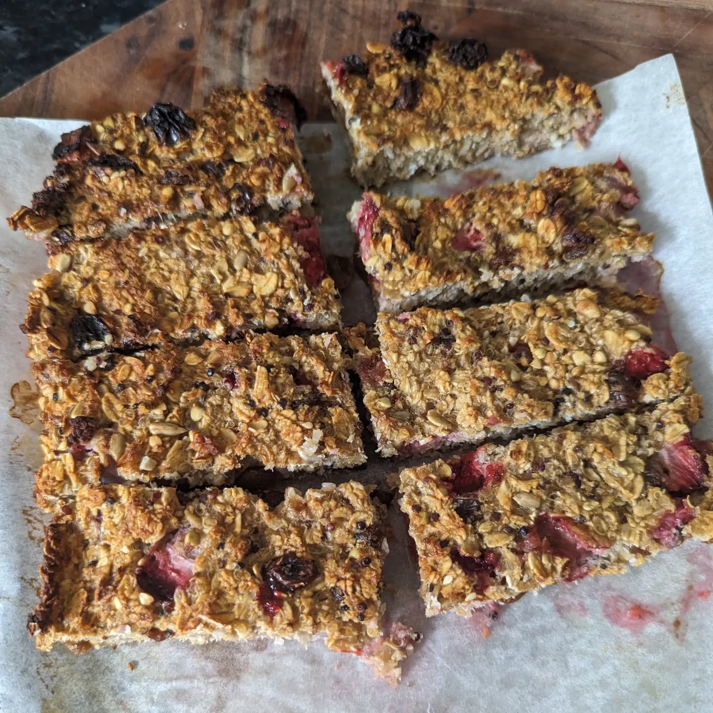 Home made muesli bars 🍓
Got a little bit more creative and gave this easy recipe a try.
We added in some extras! Like coconut 🥥 honey 🍯 and @kapaipuku seed mix 😋
They are very easy and delicious!
I've included the recipe 🤙
#easyrecipes #homemadefood #dietitian #fibre
#veteranownedbusiness