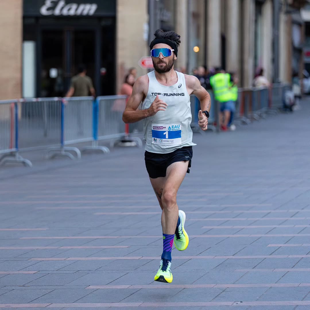 ❤️🔥 Retour à la compétition demain sur le @adidas10kparis avec une idée en tête : mettre le cardio dans la zone rouge foncée.
📸 @cr.motionpicture
👟 @top4running.fr
🎽 @bordeaux_athle
#10kadidas #top4running #gofastertogether #stadebordelais #Paris
