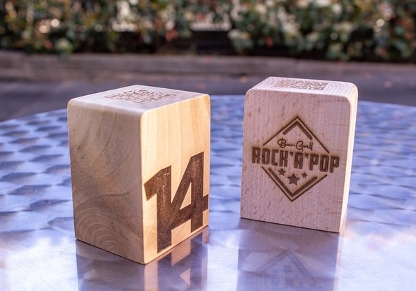 🤩 Cube en bois gravé pour les Restaurants👍🏼
Le cube en bois est un support idéal pour indiquer un numéro de table ou un QR code pour accéder à un menu en ligne dans des établissements de restauration. Nous vous proposons d’y graver les informations de votre choix sur cette PLV de table à la fois pratique et décorative. Pour une durée de vie optimisé du cube en bois gravé, nous vous recommandons un usage en intérieur.
www.arcamac.fr
#restaurants #restaurations #plvrestaurant #imprimerie #cartesdemenus #menusrestaurantes #imprimeurs