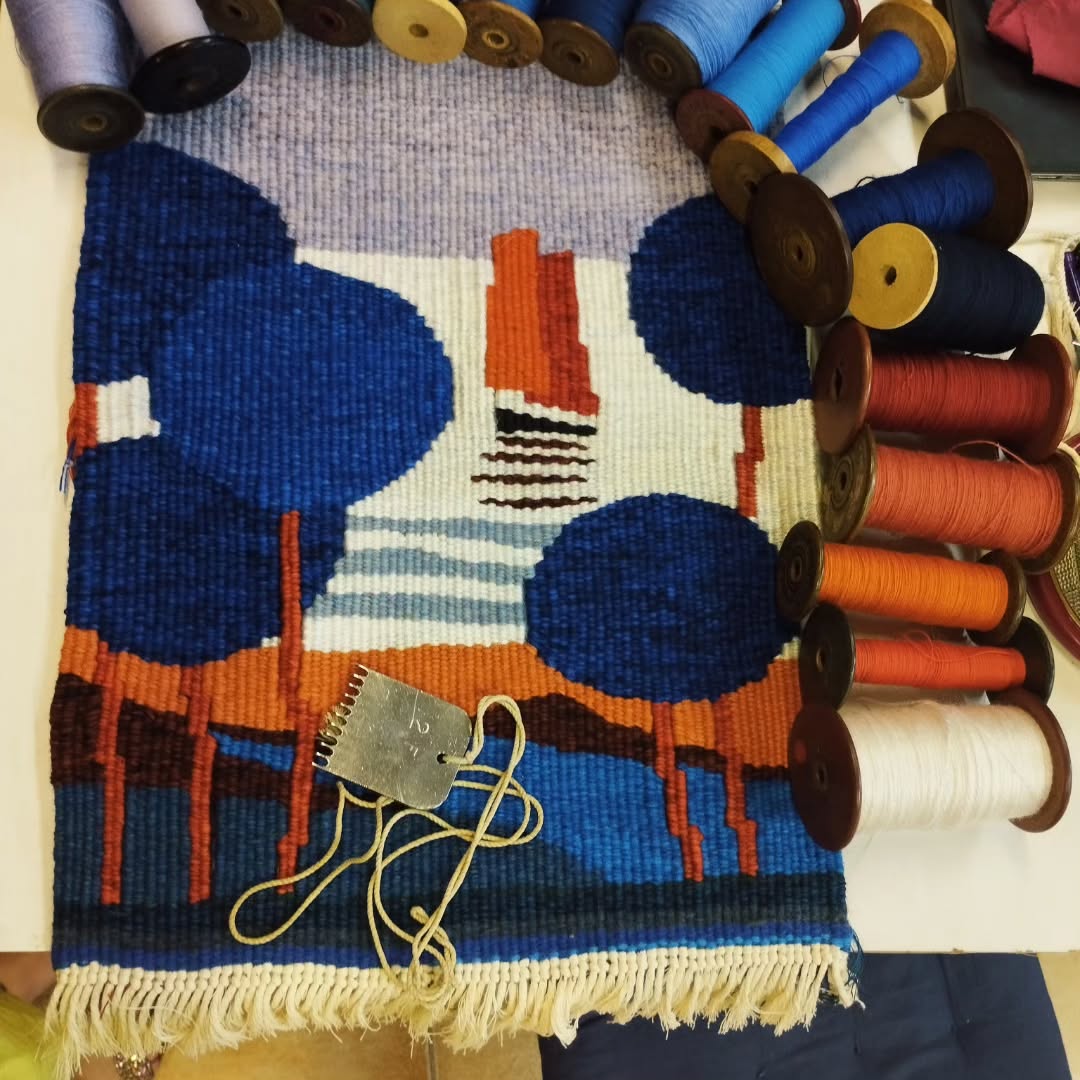 1ere tapisserie de Violette en 2 fils au cm trame laine chaine coton réalisée a l'atelier en 6 jours de stage .
Prochains stages en juillet août octobre et novembre. #tapisserie #tapis #tapestry #créationtextile #tissagemural #bourgogne #stagetissage #laine #atelierdelalisse