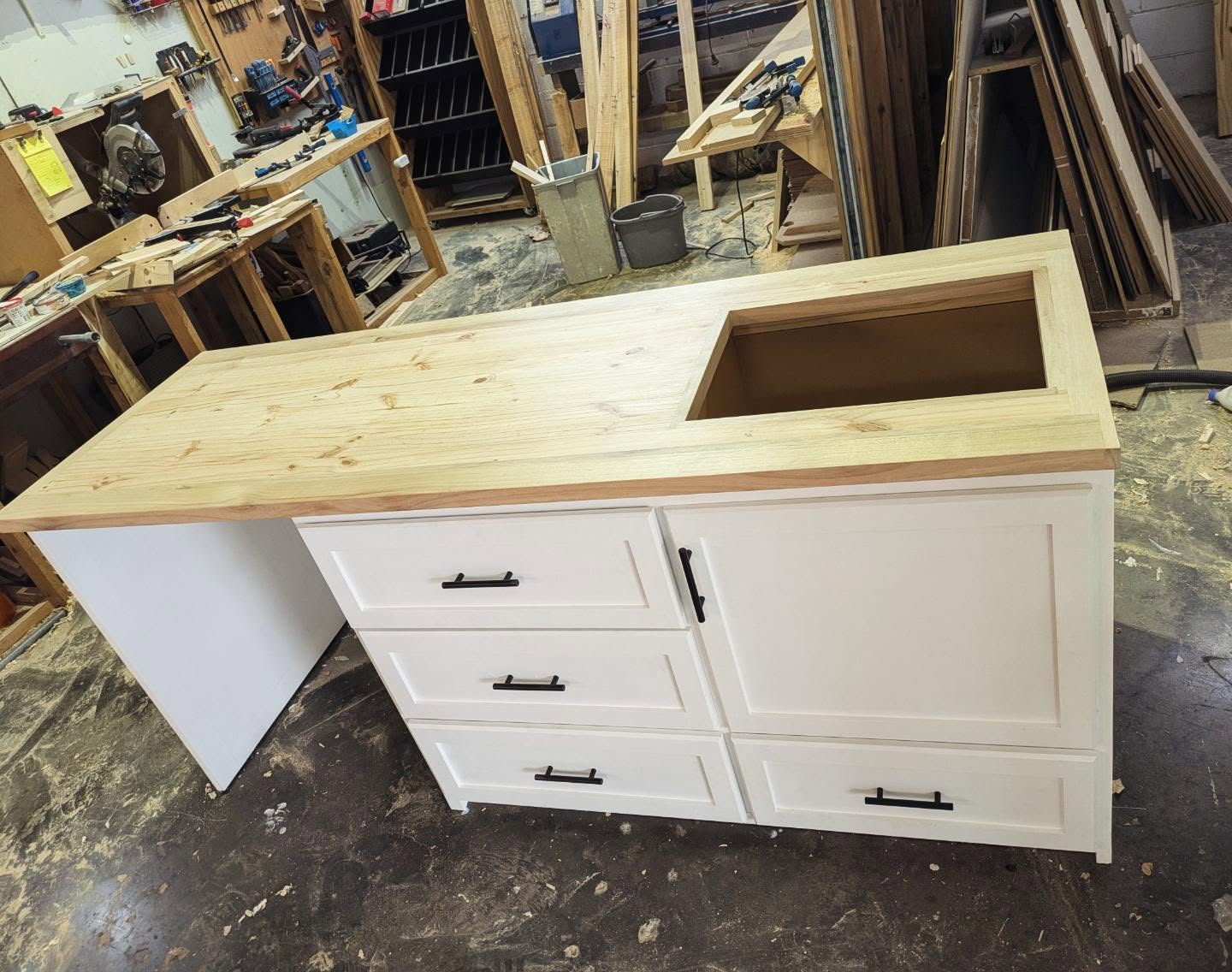 A kitchen bench we recently created, space for a dishwasher and sink!
This piece now lives out on a beautiful property in country NSW. 🌳
We love creating pieces that end up all over Australia 😍
#knotsandgrains #kitchen #recycledwood #kitchenrenos #australiawide #smallbusiness #goldcoastbusiness #smallbusiness