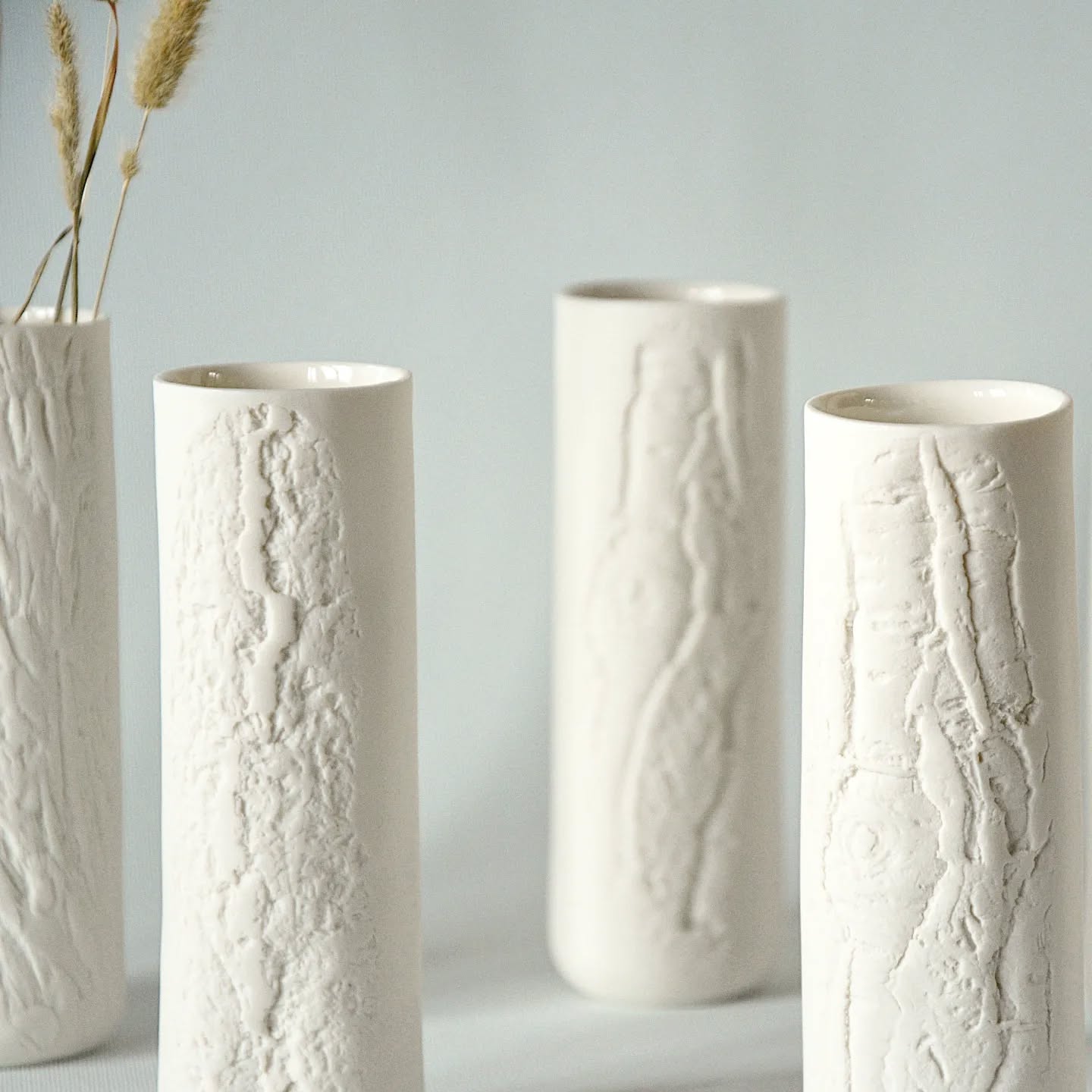 Vases de la collection ÉCORCE, vos préférés !
-
Ils se déclinent en 4 tailles et j'ai même prévu d'agrandir la famille cet été pour les petites fleurs cassées, les grands tournesols..les minis, les géants, les ratatinés, les colorés, pour que chacun-es trouvent vase à sa tige.
La diversité, la singularité font la beauté de ce monde, à nous de les défendre 🫶
-
Porcelaine
-
#vase #porcelaine #ceramics #ceramicaddict #slowmade #empreinte #écorce #arbre #flowervase #artisanatdart #artcraft #artceramic #pieceunique