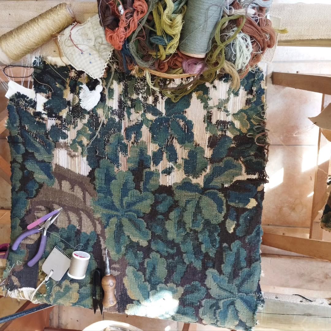 Après un remuer renchainage qui m'a permis de faire la première moitié de la restauration j'attaque l'autre moitié et ....ba il va falloir être créatif parce que les manques sont plus nombreux que ce qui reste