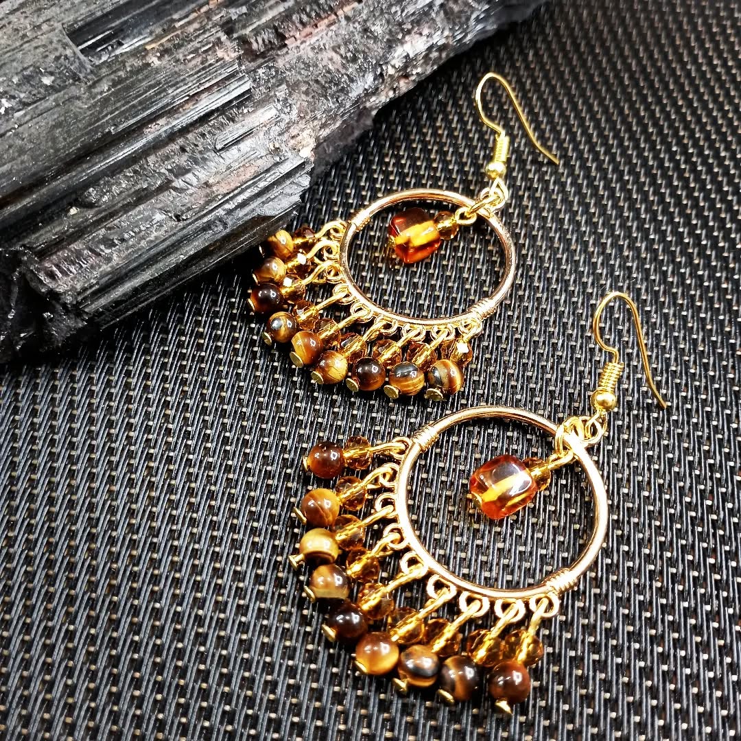 Tener unos aretes dorados medianos para cualquier ocasión es super necesario. El ojo de tigre y la pieza de ámbar dan un look muy elegante y se combinan fácilmente.
El ojo de tigre es una piedra que protege tu energía de envidias y atrae la abundancia. El ámbar eleva tu vibración.
Ya están disponibles en Amazon México y Mercado libre.
#ojodetigre #tigereye #aretes #earings #piedranatural
#proteccion #abundance #abundancia
Música: Lovely Piece
Músico: DaFox