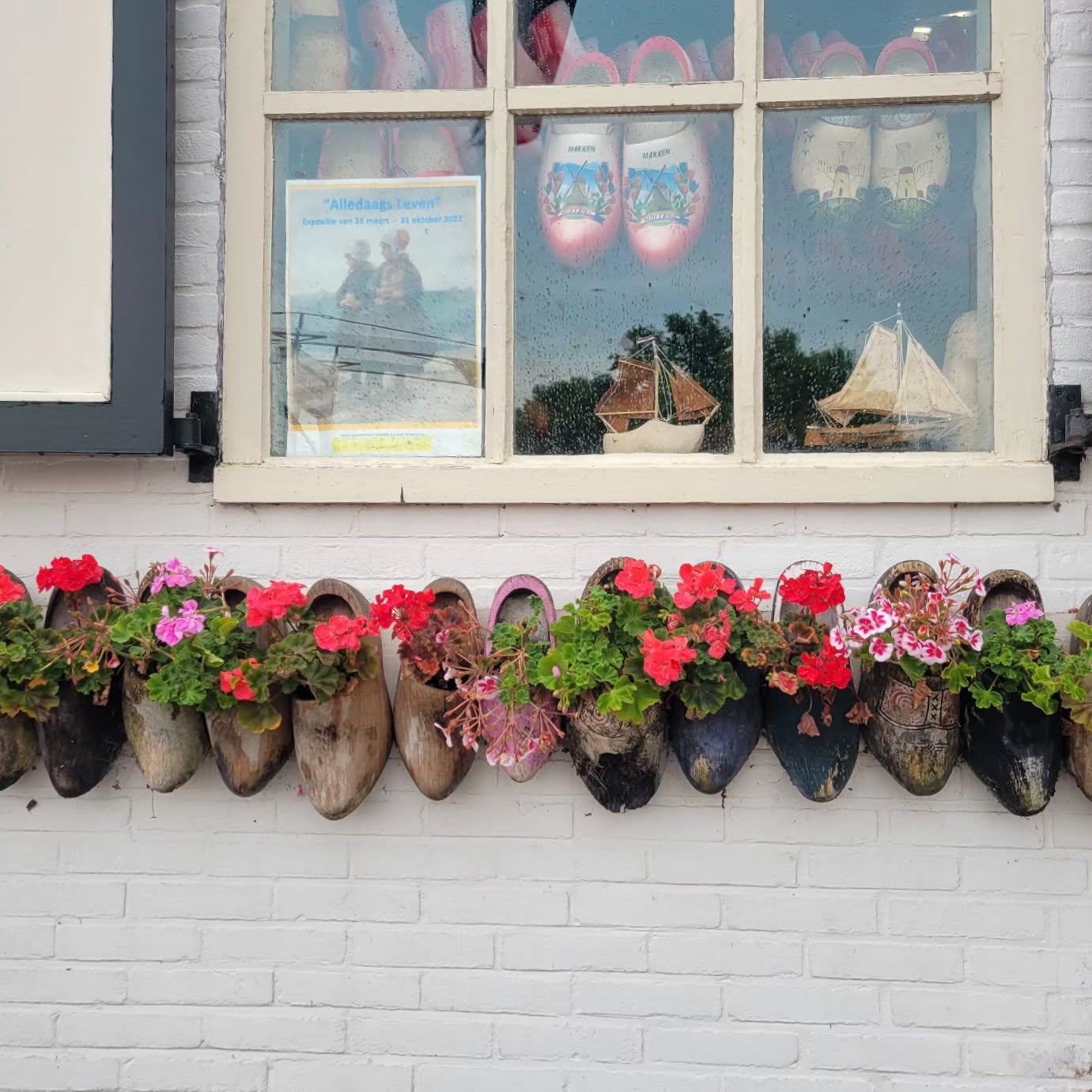 Who's up for a solo adventure through Amsterdam and the Dutch countryside? Visit our blog for some of the best sights to see in just 4 days!
.
.
.
.
#traveltheworld #twogirlsgetaway #girlslovetravel #solotravel #amsterdam #thenetherlands๐ณ๐ฑ #canals #cheese #vangogh