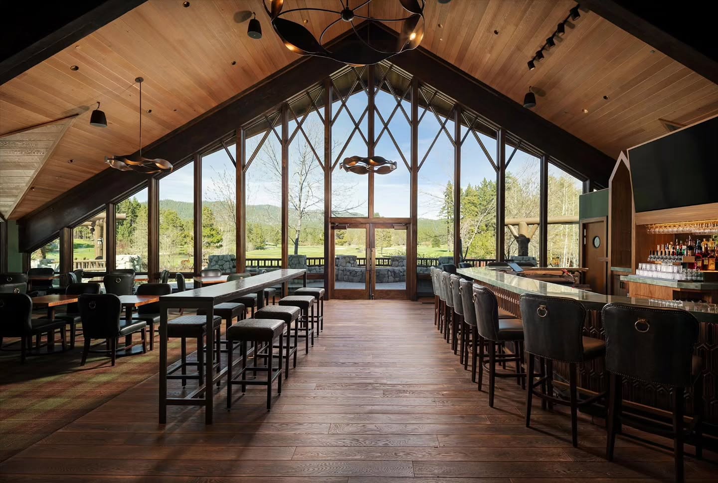 Let us present to you...the beautifully renovated Brooks' Bar & Deck at Edgewood Tahoe.✨️
We're so pleased with how this project turned out.
.
.
.
#construction #laketahoe #laketahoecontractor #generalcontractor #edgewood
