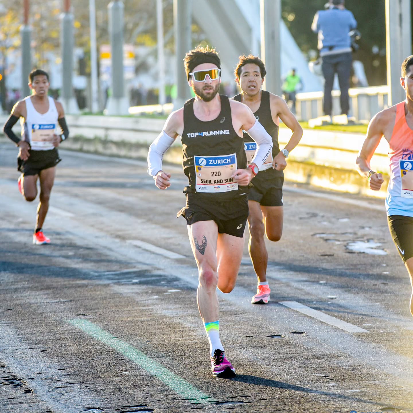 🔋Après 15 jours "off", il est temps de reprendre les chemins de l'entraînement.
C'est l'occasion de célébrer le running et il y aura de quoi s'occuper avec 18 semaines au programme. #wecelebraterunning
C'est parti pour une préparation marathon aux petits oignons ! 🧅
@top4running.fr : -5% avec le code GAET
#top4running #gofastertogether #marathontunner #marathon #sportphotography #sportaddict