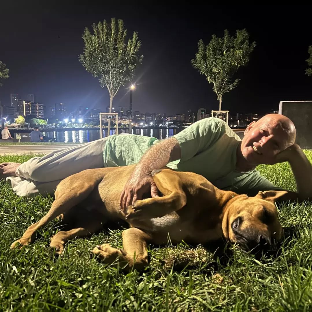 Bu dostu mahalleme gelip, katline niyet edenler benimle kavgayı da göze alsınlar! Fotoğrafta mutluyuz, tabii ki sırıtırım.
Ancak şaka değil, yaparım.
#yasayıgeriçek #dostumadokunma