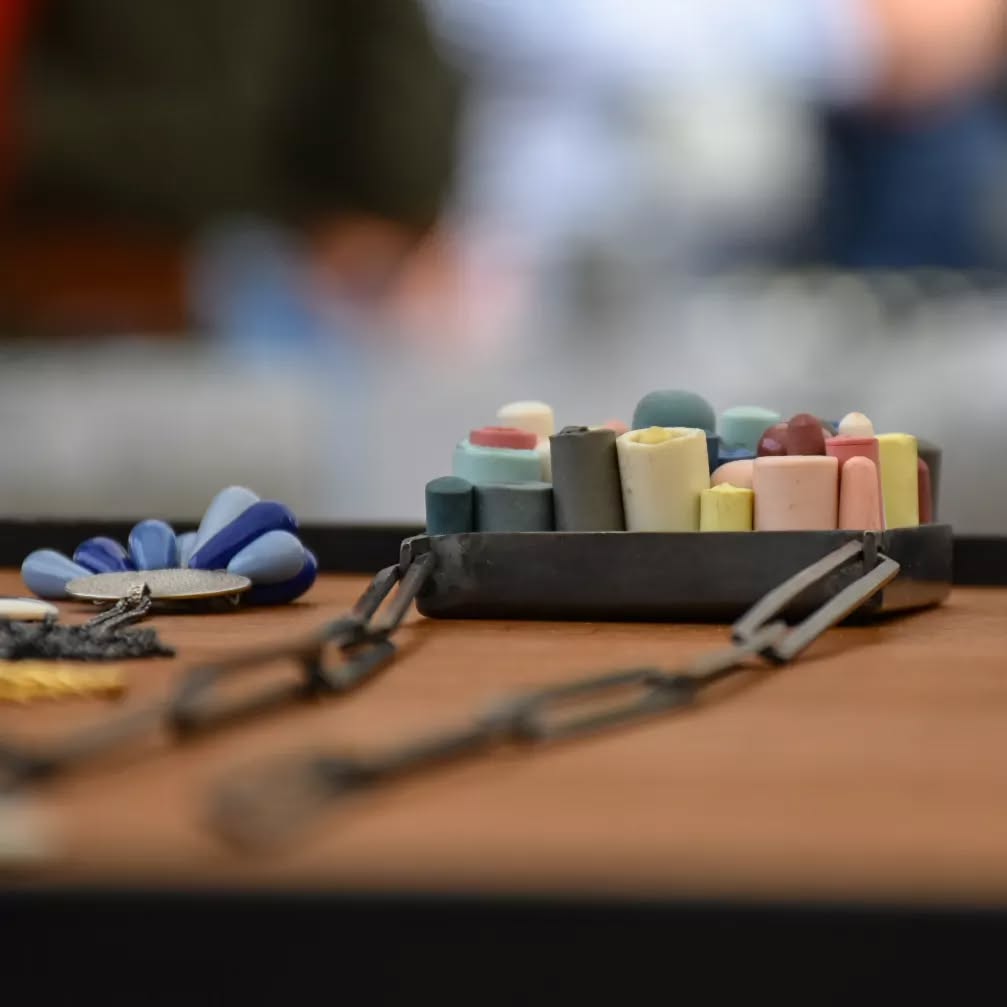 Blick auf meinen Ausstellungatisch bei den Keramiktagen in Oldenburg.
Kette Silvester neben einem kleineren Leuchten mir Porzellantropfen.
Noch bis sechs sind diese und viele andere Einzelstücke aus Porzellan und Silber zu sehen, probieren und erwerben bei mir an Stand 13
@werkschule_oldenburg
#keramiktageoldenburg #keramikmarkt #porzellanschmuck #porzellan #schmuck #schmuckkunst #oldenburg