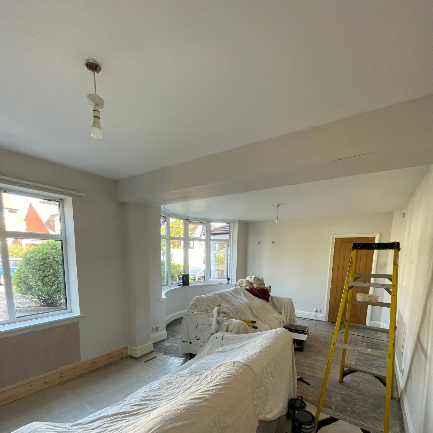 This living room redecoration included prepping the walls as some patches had been re-plastered. A featured colour wall was created, with the remaining walls painted in a calming grey. The ceiling was painted in pure brilliant white, and all woodwork was completed in a satin finish.
Contact me for a FREE quote.
Based in Rainworth NG21, travelling the surrounding area.