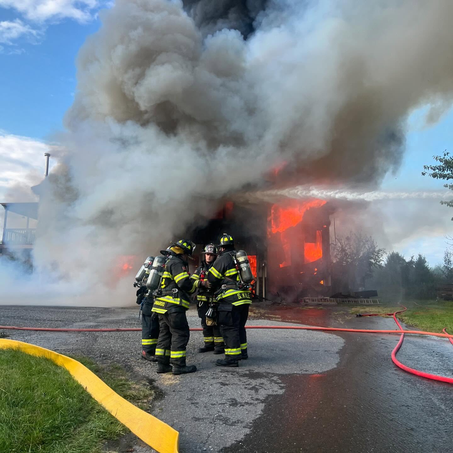 Just before 6pm yesterday, Engine 3 w/ 5 members responded into Readington Twp for a large building fire. With the first arriving apparatus taking positioning on the property and no fire hydrants in close proximity, Engine 3 was tasked with operating at the dump site and supplying the scene with water from incoming tankers. Members from Engine 3, Utility 49 and the Deputy Chief assisted with suppression efforts, overhaul and water supply before returning back to the station around 12am and cleaning equipment.
This was the 2nd fire of the week as North Branch units operated first due for a small fire in Bridgewater on Tuesday.
