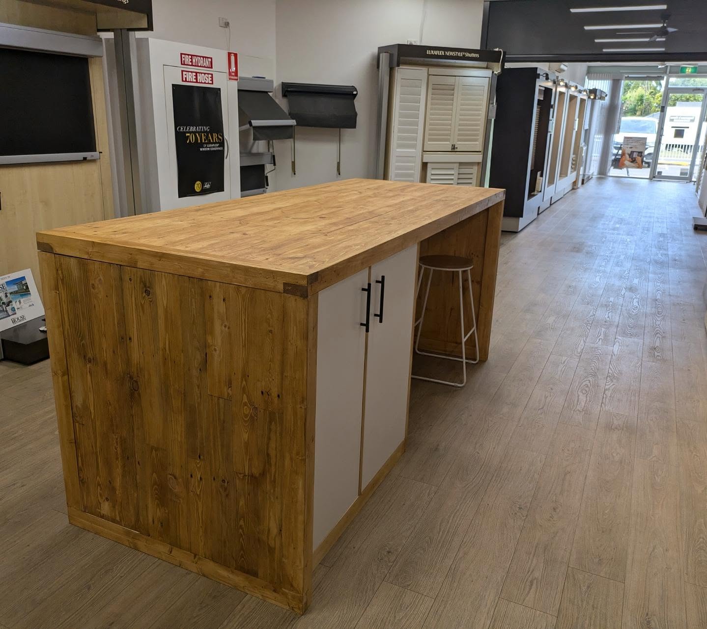 This huge counter is customised for this business to allow for meetings with customers at the table, storage of large catalogues and beautiful feature piece as you enter the store. We really enjoyed bringing all the elements together for this customer ✨
#knotsandgrains #reclaimedwood #reused #recycled #smallbusiness #bundall #customwork #supportlocal #goldcoast