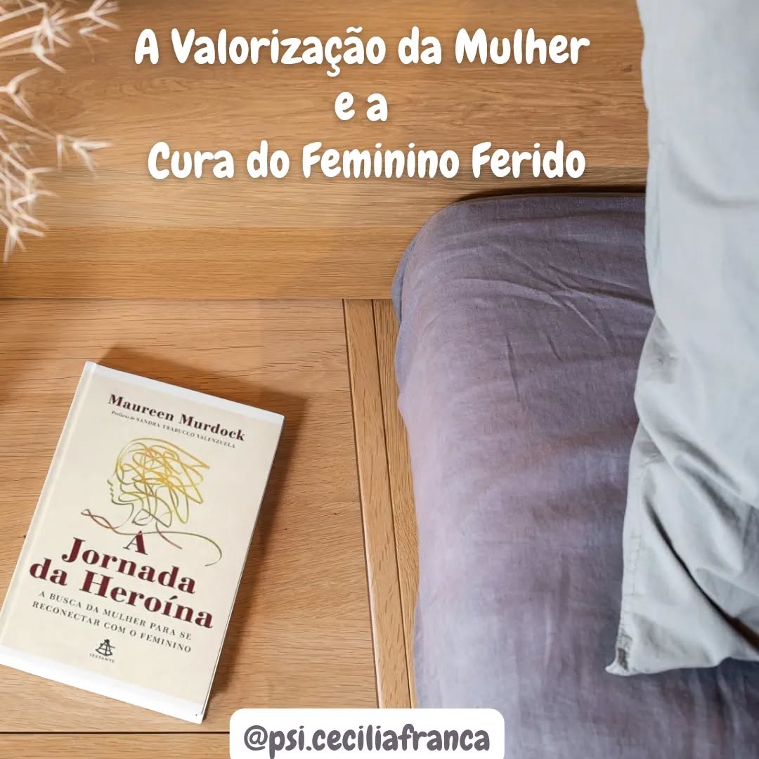 Ao ler A Jornada da Heroína, de Maureen Murdock, percebo as dificuldades que nós, mulheres, enfrentamos ao tentar nos reconectar com o nosso feminino. Durante muito tempo, fomos levadas a nos aproximar mais do lado masculino: buscando liberdade, sucesso profissional e independência financeira. No entanto, muitas de nós, ao conquistar tudo isso, acabam sentindo um vazio interno.
O grande desafio hoje é retornar à nossa essência, ao feminino, sem abandonar as conquistas obtidas. O caminho é encontrar o equilíbrio entre o feminino e o masculino, integrando esses dois lados e valorizando ambos dentro de nós. É assim que começamos a curar as feridas do feminino e nos reconectar com o que realmente somos. 🌿
#curafeminina #valorizacaodamulher #equilibriointerior #autoconhecimento #jornadadaheroina #maureenmurdock
