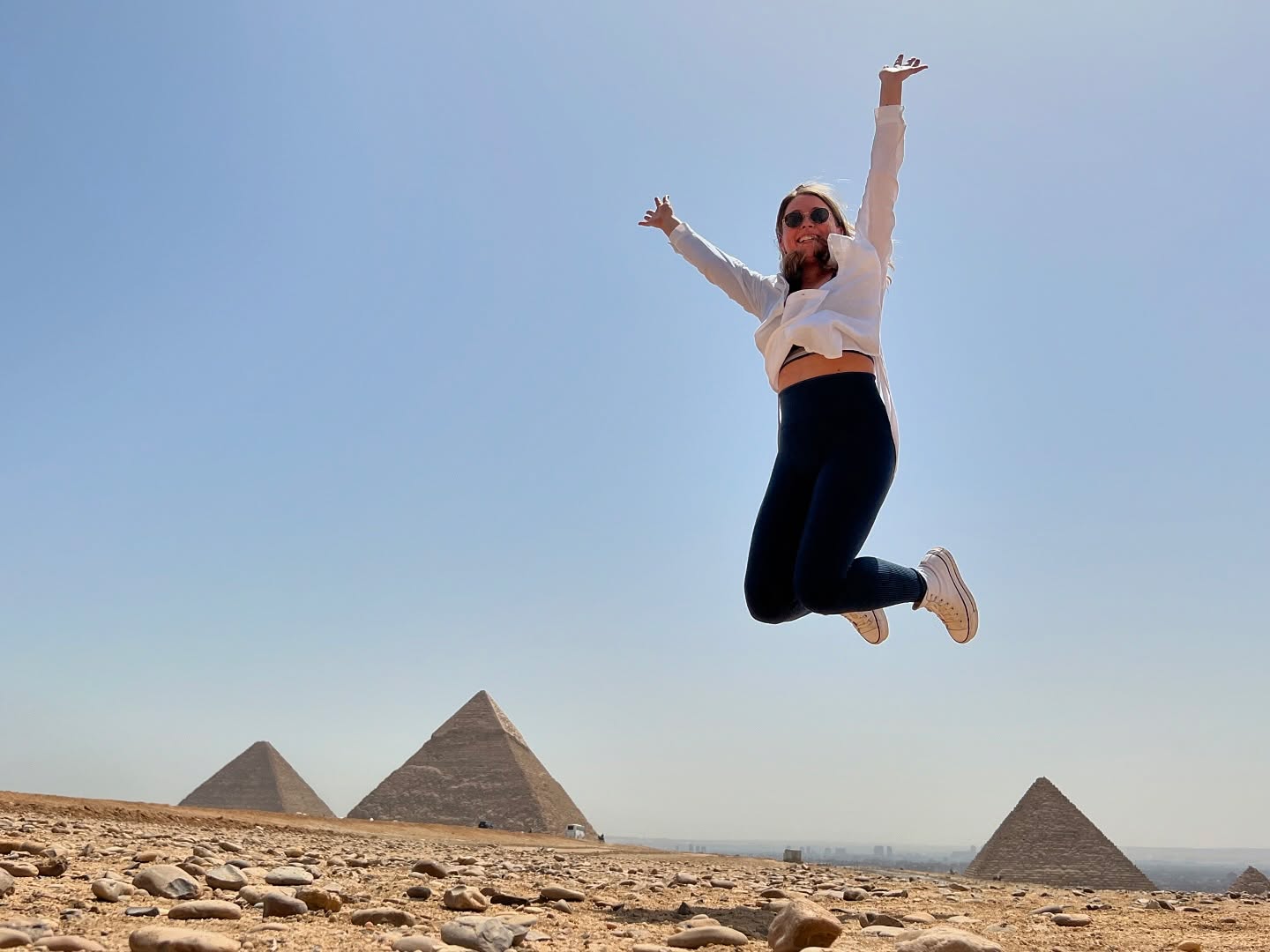 Les explosions de rires et les sourirent accompagnent chaque jour le groupe et les participants dans ce voyage en Terre Sacrée d’Egypte!
Prochain voyage du 3-10 nov! 
Contactez-moi pour venir illuminer votre cœur et votre sourire!
#TerreSacrée #ConnexionIntérieure #UnionCorpsÂmeEsprit #VoyageSpirituel #ÉveilIntérieur #Egypteantique #pyramides #ramsesii #dahabiyanilesailing #rdvets #voyageinterieur #voyageenegypte