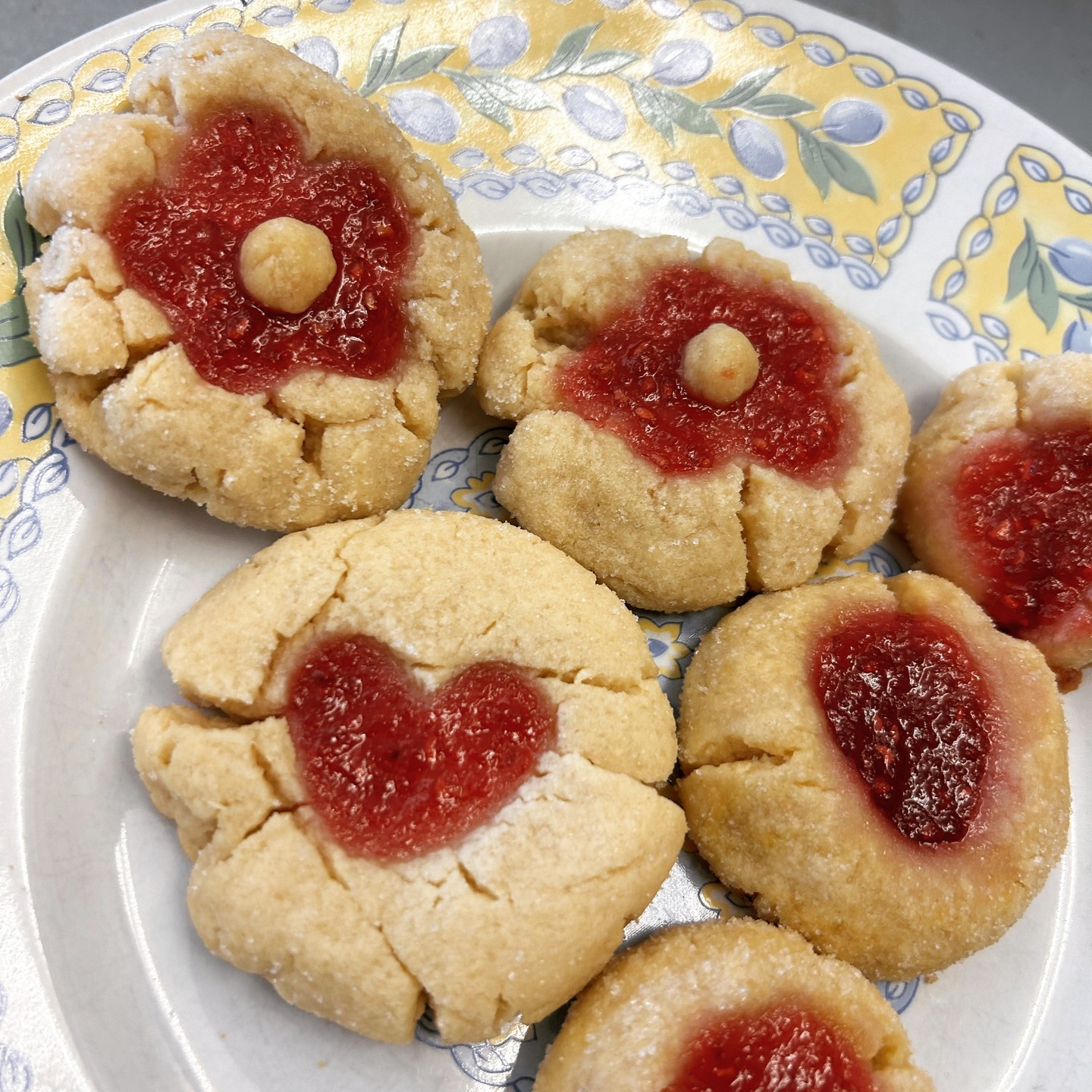 Holeeeecramoleeee!!! WELCOME back❤️
Intake & first full week back is done! We had a great bbq lunch & welcome to the territory from Rob Sam, whose traditional name belongs to Discovery Island.
The start of the year absolutely flew by, & was SO MUCH FUN (and a lot of adjustment, being brave, & settling in).
We've got some new staff & students, & some golden returners!
Always bittersweet starting a new school year, we miss the grads but meeting new students & welcoming them into our little magical community is pretty awesome too!
From baking, harvesting calendulas and tomatoes, sooo much art room fun, poetry, science ventures, boxing & sailing it was a week to remember!
See you all Monday!
Las queremos estudiantes increíbles!!!
🎉❤️🔥💫