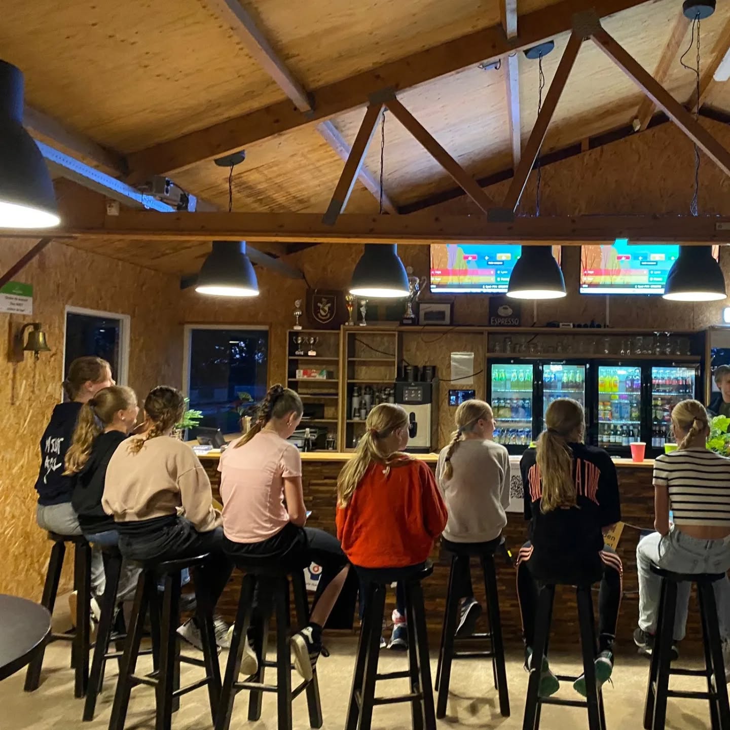 Gisterenavond heeft de MO14-1 een leuke avond in het clubhuis gehad om nog meer teamspirit te creëren.
Na de training hebben de meiden gezellig met elkaar gegeten, waarna een Kahootquiz gespeeld werd. Deze Kahoot bevatte allerlei leuke, grappige weetjes over de meiden. Deze waren bedacht door de ouders.
Tot slot kregen de meiden allemaal een armbandje van de hockeymeisjes.
Het was een gezellige avond. Helaas hebben de meiden ondanks de fantastische teamspirit vandaag niet gewonnen.
Wie weet volgende week ??