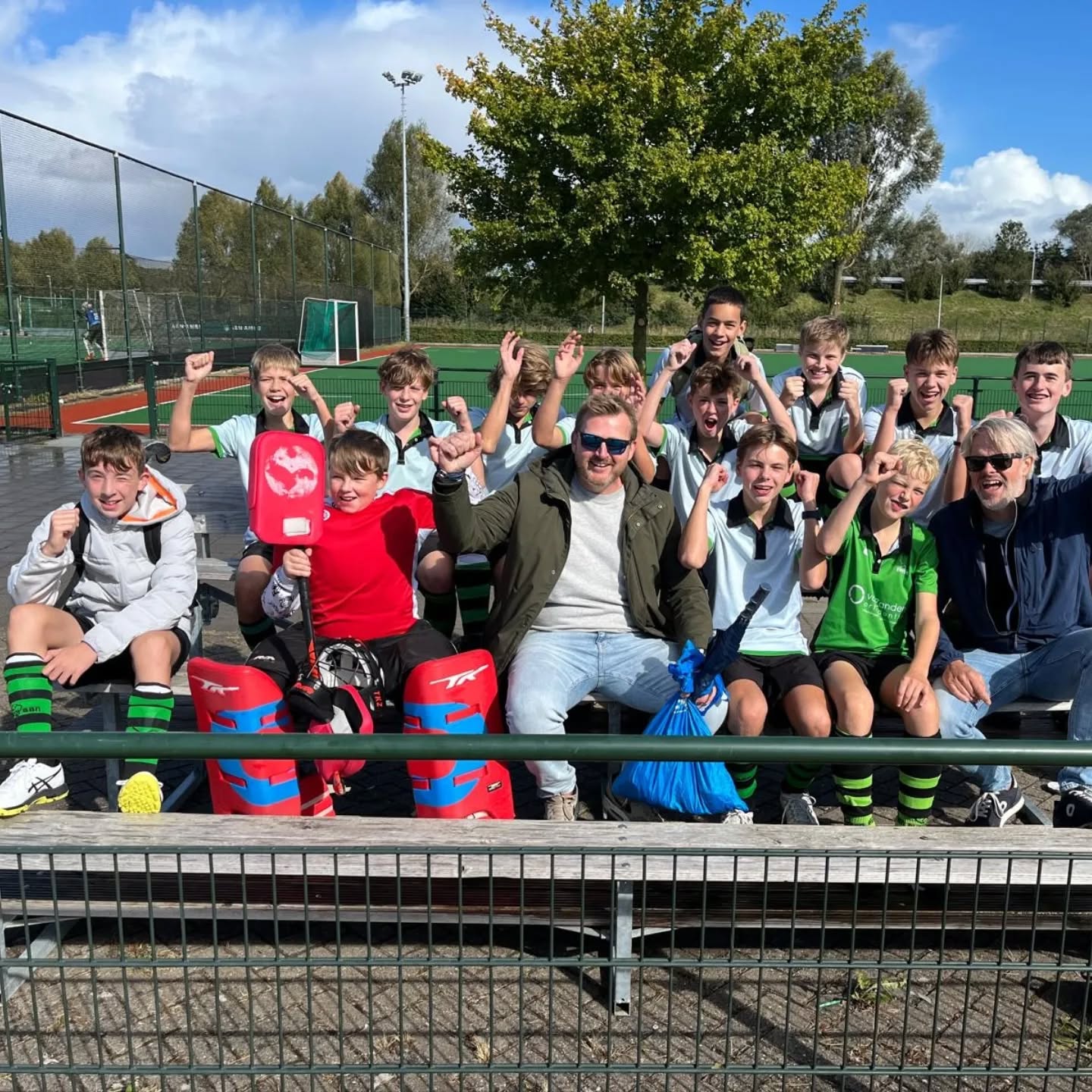 Hockey - Barendrecht JO14-2 – Evergreen JO14-1
Het is even wennen want we speelden gisteren in het wit.
1e helft
Een beetje regenachtig maar toch een prachtige dag om te hockeyen. Evergreen begint goed aan de wedstrijd en na 10 minuten komt Evergreen door middel van een goede combinatie op 1-0. Evergreen blijft sterker en combineert goed. Het duurt echter tot de 20e minuut dat de 2-0 op het scorebord komt door een goed genomen strafcorner. Wederom na een paar goede acties de volgende strafcorner en die variant ging er ook goed in, 3-0.
Het spelbeeld blijft hetzelfde. Evergreen is beter maar het lukt nog niet om de score op te voeren.
Evergreen blijft proberen en na goed doorgaan van Mathieu, en een nette voorzet is het 4-0.
De eerste helft werd met veel energie uitgespeeld maar er werd niet meer gescoord. Met een verdiende voorsprong gaan we rusten.
2e helft
Waar het aan het einde van de eerste helft niet lukte ging het in de 2e helft direkt soepel lopen. Goede combinaties, mooie passes en veel individuele acties zorgden ervoor dat de tegenstander geen schijn van kans kreeg. Evergreen bleef scoren en er zijn veel verschillende doelpuntmakers.
Onze keeper had wat minder te doen deze middag en besloot om maar van de zon te genieten.
Het was mooi om te zien dat de spelers bleven spelen en dat resulteerde in de zeer mooie eindstand van 13-0 voor Evergreen.
Van harte proficiat met de goede wedstrijd en op naar volgende week thuis tegen Voorne om 12:00 uur.
