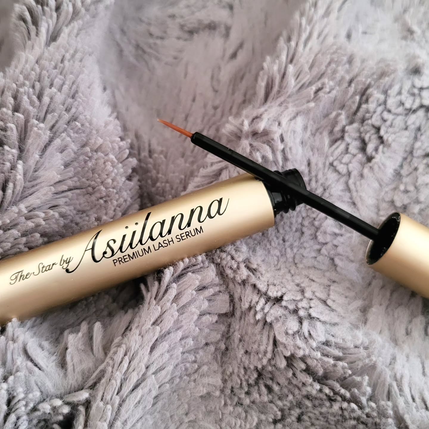 When only the best is enough! Premium natural eyelash serum with plant extracts. 🌿
#eyelashes ##eyelashserum #naturaleyelashserum #premiumquality #ripsmeseerum #looduslikripsmeseerum #lashesbyasiilanna