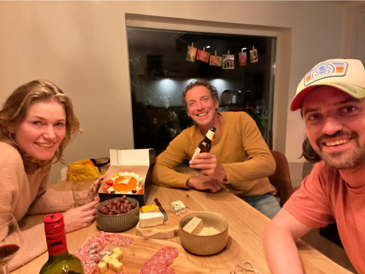 VRIJWILLIGERS VAN DE MAAND
We zijn weer aan een nieuwe maand begonnen dus dat kan maar één ding beteken.. we gaan weer iemand in het zonnetje zetten! En deze maand niet één maar drie personen! Sinds een aantal maanden hebben we een nieuwe sponsorcommissie en we zijn heel blij met dit nieuwe drietal ??? We hopen dat de taart heeft gesmaakt Michelle, Martijn en Benjamin!?