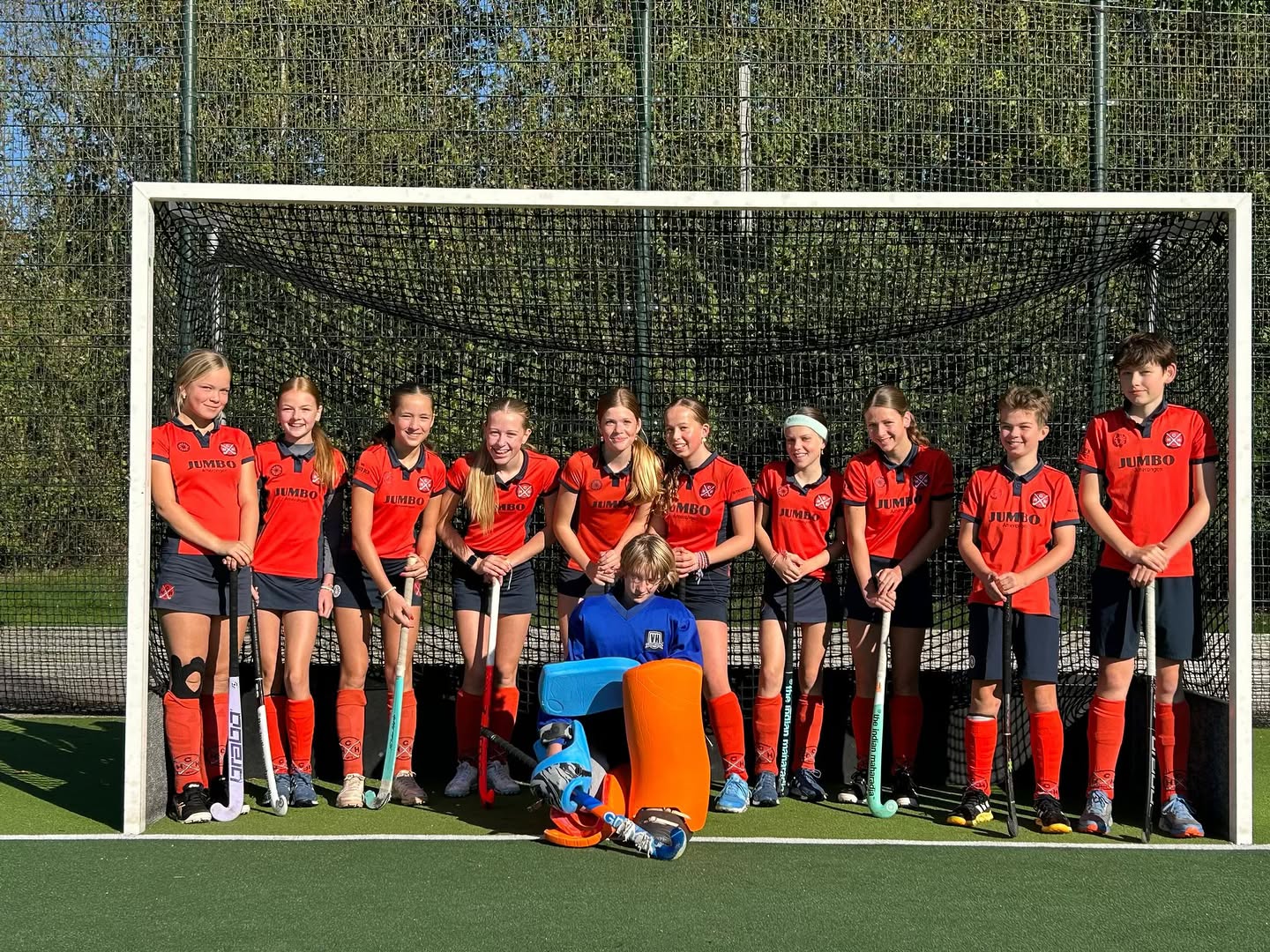 HERFSTKAMPIOENEN
De voorcompetitie zit erop met een prachtig resultaat! Drie teams wisten kampioen te worden! ? MO14-1 werd kampioen (zie foto), MO18-1 en JO18-1!! Prachtige resultaten, van harte gefeliciteerd ????