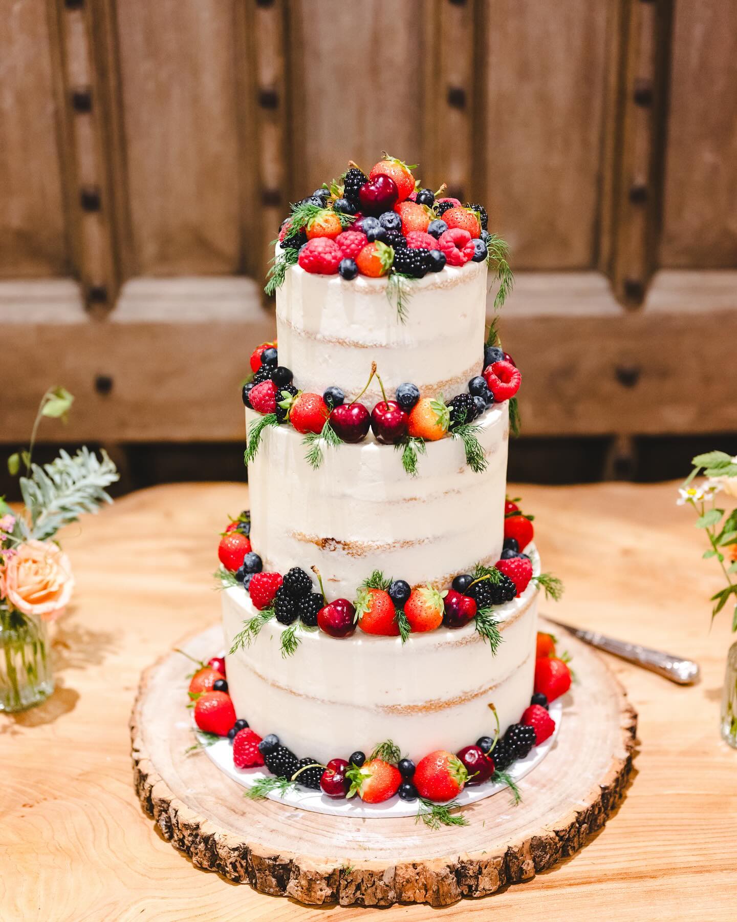 B & W opted for a 3 tier semi-naked cake adored with fresh fruit and foliage for their special day 19.08.24 @thegreattythebarn
Photos @bigeyephoto
.
.
.
#bakeit #bakersofinstagram #buttercreamcake #cakedecorator #cakecakecake #cakedesign #cakeart #birthdaycake #cakesofig #cakedecorating #cakesofinstagram #weddingcake #seminakedcake #weddingcakesideas