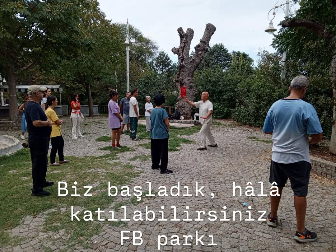 6 Ekim Pazar 10:30 ilk seans ile başladık FB parkında yeni başlayan arkadaşlarımız ile Tai Chi çalışmaya. İlk bir kaç hafta grubu yeni katılıma açık tutuyoruz. Sonrasında katılıma kapatıyoruz. Bir çok bilgi, kavram aktarımı oluyor çalışmalarda. Ara açılınca uyum sorunu oluyor. Bu yüzden gelenin katılabildiği bir çalışma tarzımız yok. Hayat, Tai Chi çalışsanız da, çalışmasanız da geçer. Ama Tai Chi çalışmayı seçtiğiniz şu andan on yıl sonra, bu seçimi yapmamış sizden çok farklı bir siz bulacaksınız. Bünyenize ecza raflarında bulamayacağınız, sizi iyileştiren, onaran, kimyasalların üretildiği bir yol seçimi.
Herkes gidebilir sizden. Siz, sizinle kalırsınız! Size nasıl bir siz kalsın istersiniz?
#taichichuan #yangstilltaichichuan #taichikampı #yangstile #yangchengfu #onlinetaichi #profchengmanching #meditasyon #meditation #healing #healingenergy #bağkurmak # #taichikamp #taichiturkey #taichiizmir #chi #gevşeme #taichi #taichisword #taichiheryerde #taichijian #taichikılıç #farkındalık #meindfullnes #huzur #barış #fbparkı