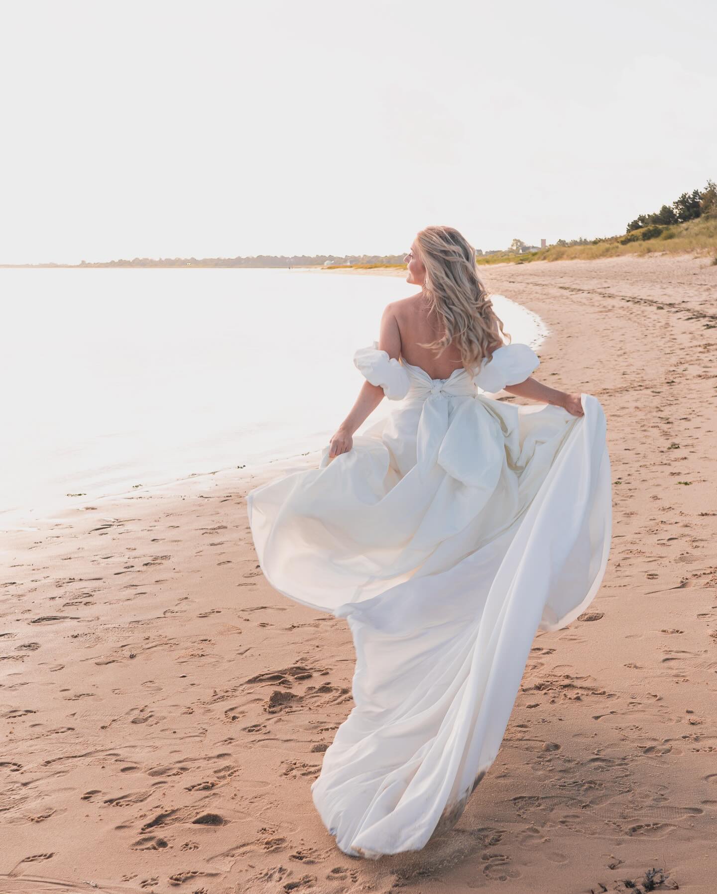 Bridal fun at the beach #syltwedding #hochzeitsylt #brautinspiration #hamburgmeineperle #kampensylt #hochzeitslocation #hochzeitsinspiration #hamburgfotograf #lifestylefotografie
SYLT PORTFOLIODAYS BY
@yes.fotografie
@cathysteinkamp.fotografie
@keaulrich.fotografie
@steffijastramfotografie
VIDEOGRAPH: @jescoherzog
DEKO/BLUMEN: @rosarot_hochzeitsatelier @fineflowers.de
PAPETERIE: @slowdown_art
MODELS: @j.f_moments
STYLING: @bnice.style
BRAUTMODE: @annettebasilius.d_s
SCHMUCK: @oceanlovesylt
LIMOUSINE: @northern_lights_sylt
BULLI: @syltbulli