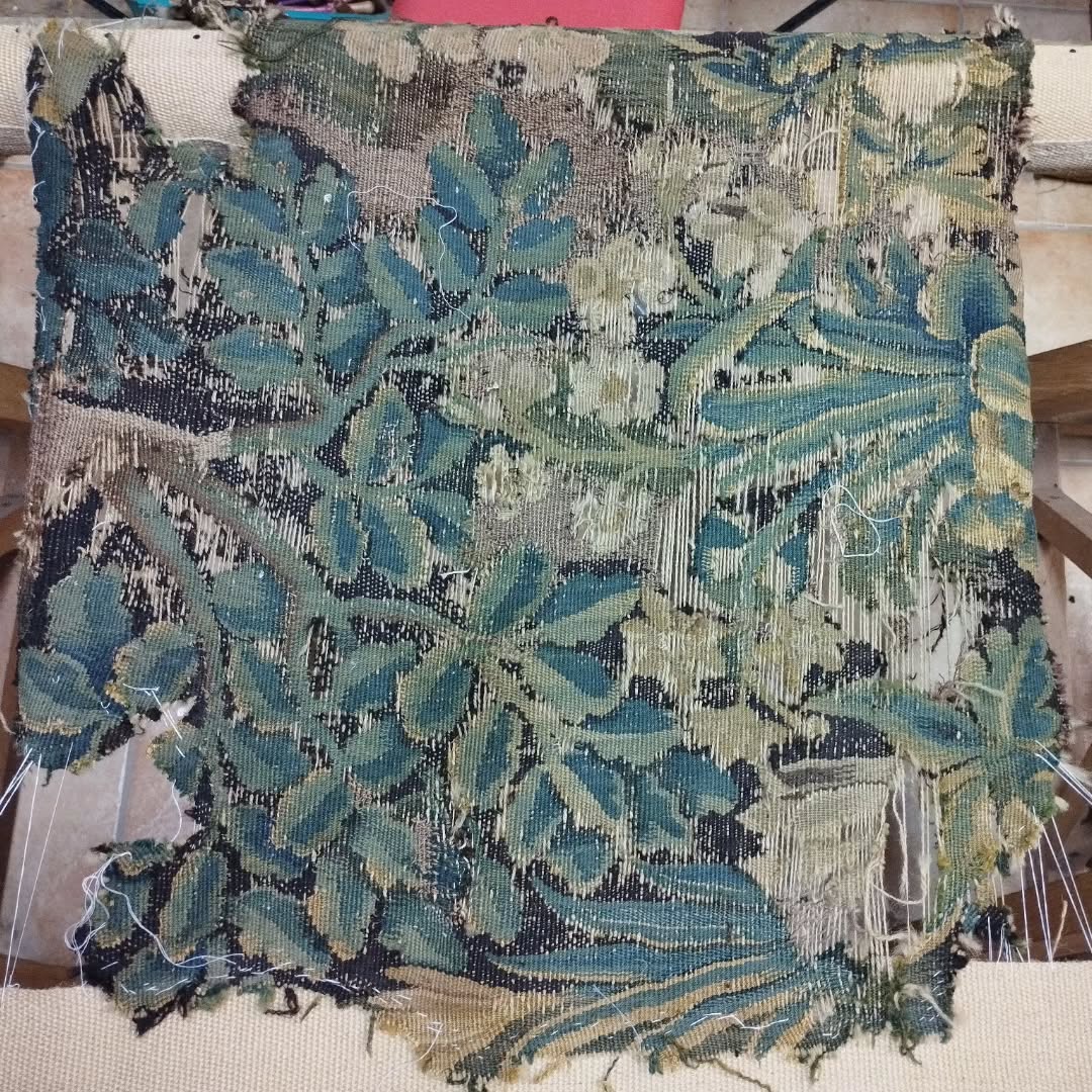 Assise de siège issu d'une grande tapisserie d'Aubusson découpée au 19 ème et sommairement rénovée, j'ai dont commencé par enlever les parties abîmées, procédé à un renchainage et retisser les motifs , il restera a coudre les relais .
#restaurationconservation #atelier-de-la-lisse #atelierdelalisse #bourgogne #tapisserieaubusson #tapisserie #handweaving #artisanat #madeinfrance #cluny #lys #savoirfaire #tissage #patrimoinefrancais