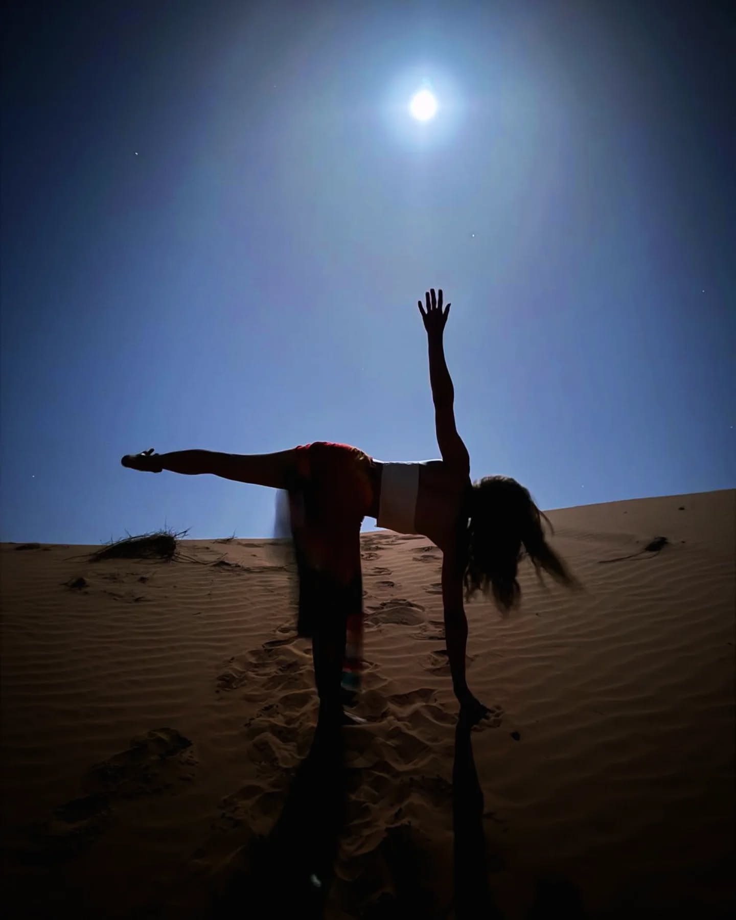 Happy Full Moon 💜🌕😌 here is my Ardha Chandrasana. Meditate on your Shakti energy ✨
.
.
#fullmoon #halfmoon #chandra #chandranamaskara #ardhachandrasana
#yoga #yogaeverydaydamnday #yogini #shakti #raleighyogateacher #moroccoyoga #saharayoga #desertfullmoon