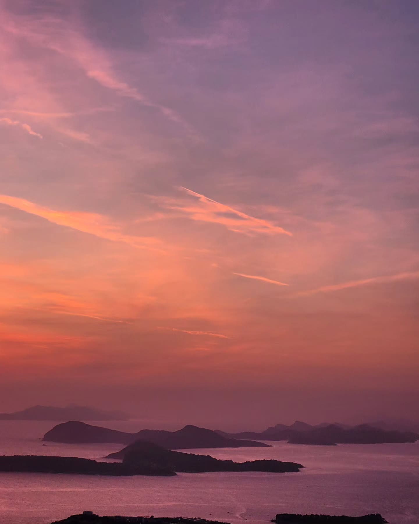 🇭🇷
Esta postal me hizo sentir que estaba flotando en un mar de nubes y se me llenó el "todo" de paz.
Así cada paso, piedra y kilómetro, terminan siendo reconfortante. El verdadero valor del andar.