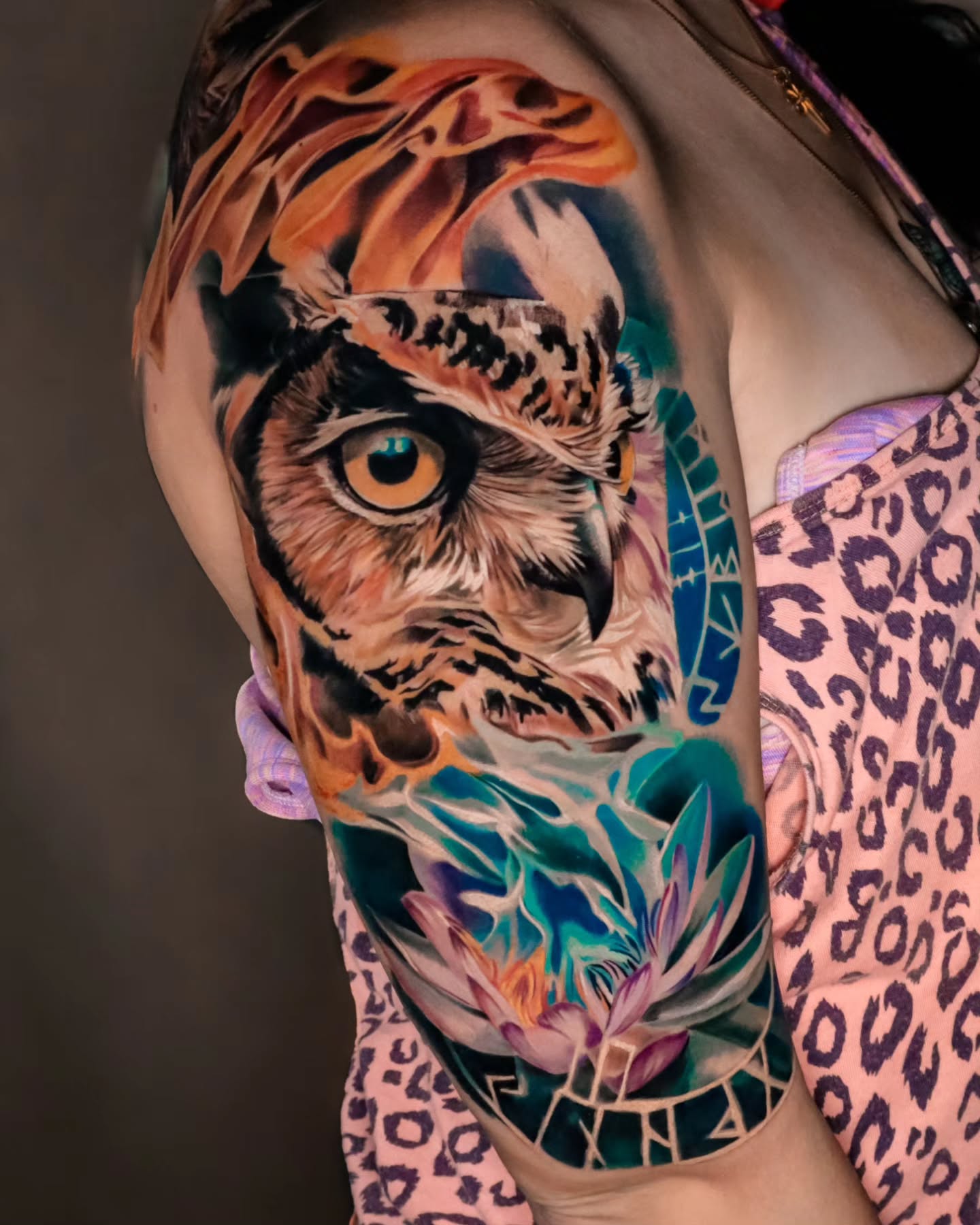 Um cover up com base nas ideias do cliente que resultou num projecto bastante único. Tatuado pelo nosso artista @tiago_de_brito
#tattoo #tattooer #tattooart #tattooink #tattooshop #setubal #tattoofamily #ink #inklife #inkfamily #color #colortattoo #realism #fullcolor #fullcolortattoo