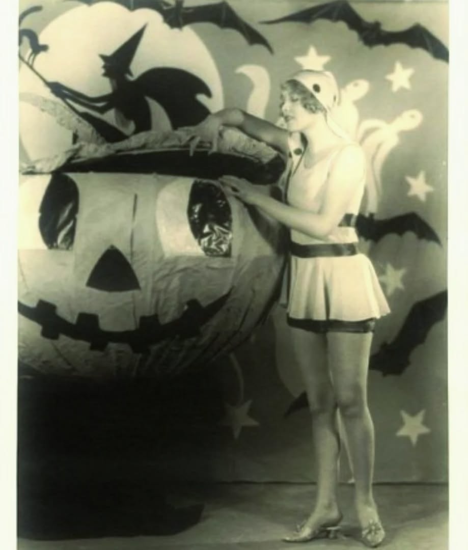 Happy Halloween 🎃!!! This is most certainly one of my favorite days of the year!! Although I won't be able to celebrate it until Saturday (due to having to work today and tomorrow), I hope you have a lovely spooky day! 👻
#1920s #20s #halloween #happyhalloween #october #spookyseason #spooky #pumpkin #vintage #blackandwhitephotography #flapper #goldentwenties #roaring20s #roaringtwenties #celebrate #celebration #silentera