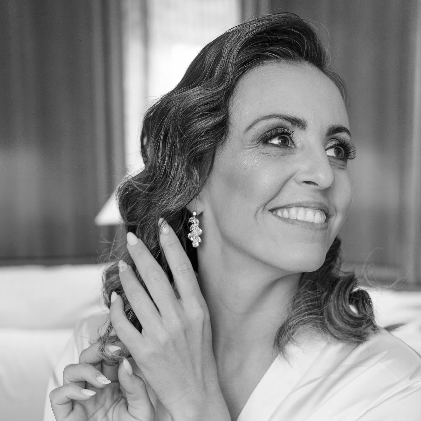 Moin Ihr Lieben,
Ich freue mich riesig euch nun auch in meinem Feed, die Bilder vom Shooting mit Anna & Jeff zu zeigen. Der 11. Oktober 2024 war ein großartiger und besonderer Tag mit berührenden Liebesmomenten, purer Leidenschaft und besonderen Dienstleistern. In meinem ersten Teil meiner Serie möchte ich euch ein paar Einblicke vom Getting Ready zeigen.
Das Getting Ready des Brautpaares hat stattgefunden in den wunderschönen Räumlichkeiten des Wittler‘s Hotel in Ratzeburg. Die liebe @brautstylistin_krystina hat die Braut höchst professionell und erstklassig vom Make-Up bis zum Hairstyling beraten und die Braut erstrahlte anschließend in einem traumhaften Look. Jedes Detail wurde mit viel soooo viel Liebe zum Handwerk umgesetzt. Die Stimmung war entspannt und voller Vorfreude.
Die Räumlichkeiten des Wittler’s Hotels sowie des angrenzendes @restaurantpatchwork boten den perfekten Rahmen für das besondere Getting Ready. Mit viel Licht und einem stimmungsvollen Ambiente entstanden atemberaubende Fotos, die die Emotionen des Tages festhielten.
In den kommenden Teilen der Serie werde ich weitere Höhepunkte des Tages mit euch teilen. Bleibt dran für mehr Einblicke in diese unvergessliche Hochzeit!
Mit besten fotografischen Grüßen
Jaron
#hochzeitsinspiration #hochzeitsfotografie #hochzeitfotograf #hochzeitratzeburg #hochzeithamburg #fotografhamburg #weddingphotography #weddinghamburg #loveislove
Konzept & Planung: @jaronkwast_photography @freierede.christine
Fotograf:@jaronkwast_photography / @sabrinas_perspektiven
Location: @Restaurantpatchwork
Blumen- und Ballondeko: @bluballondeko
Eventausstattung: @rosarot_events
Freie Rednerin:
@freierede.christine
Models: @nastia.derr @jeffderr26
Brautmode/Schmuck: @Hochzeitshausotto
Trauringe: @janspilleschmuck
Brautstyling/Haarschmuck:@brautstylistin_krystina
Hochzeitstorte: @cake_by_mehh
Papeterie: @ak.papeterie
Sekt: @knallkoem
Hochzeitsmagazin: @kartenliebe.de
Eis-Creme: @fluff_is