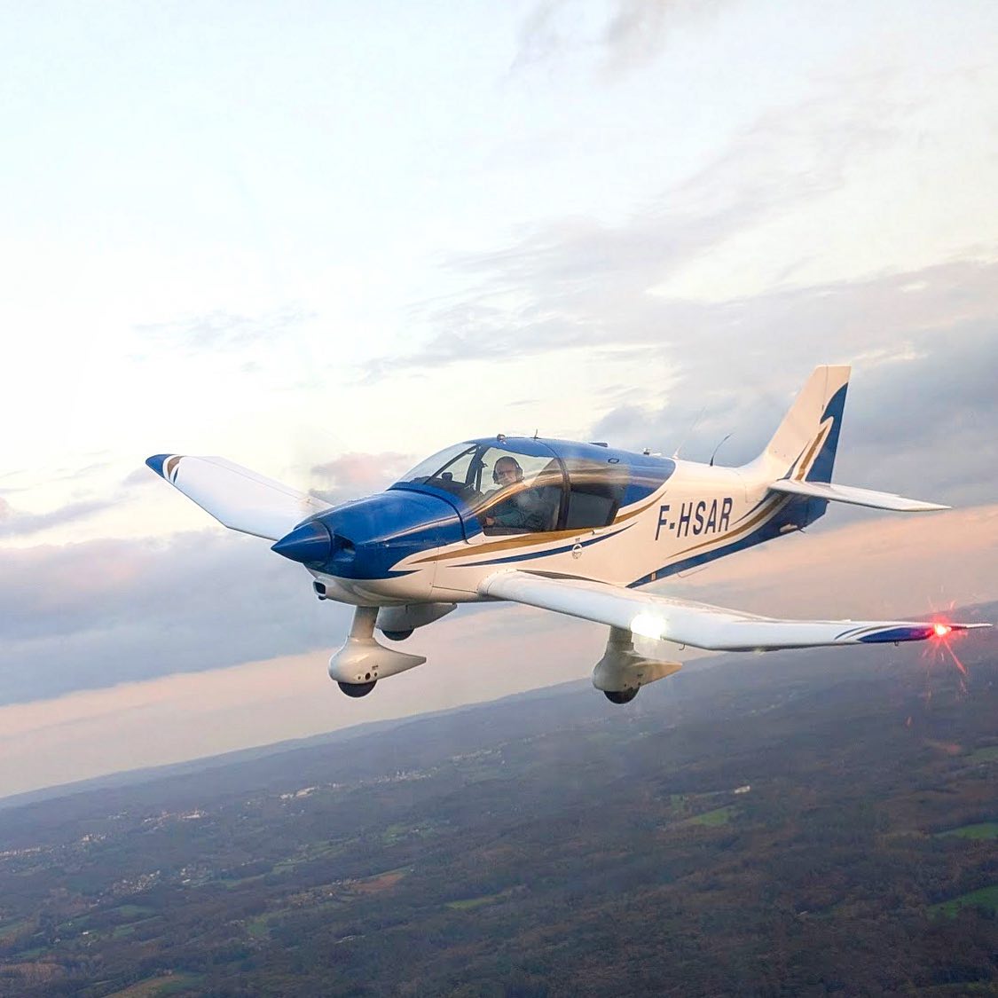 Nouvelle livrée de notre AR 🤩
#dr400 #robinaircraft #robindr400 #aero #aeroclub #flying