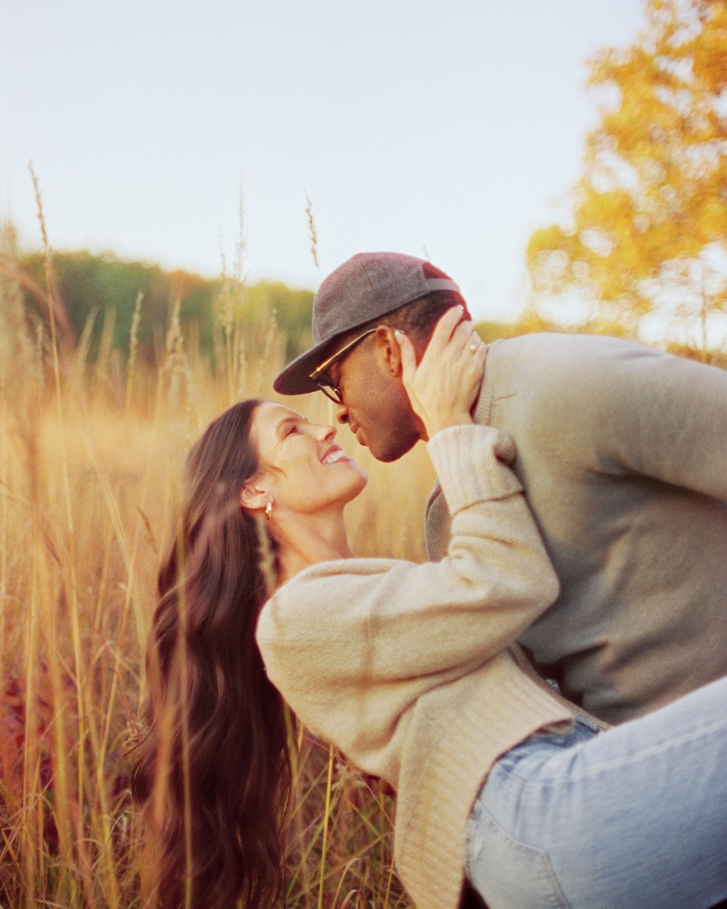 ✨ aannnd some film engagement photos for Lindsey & Joe, shot on a Canon AE-1! 🎞️ we love how these turned out, with no editing!
#film #filmphotography #filmengagement #engagement #milwaukeeengagement #wisconsinphotographer #engagementphotos #engagmentphotography #canonae1 #cinestill