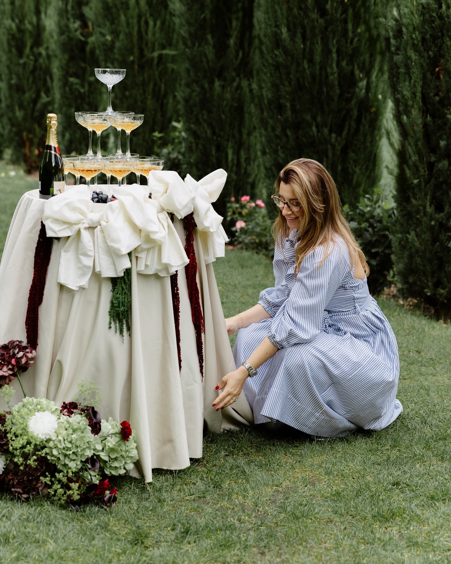 Intimate garden affair with 2 brides, bold florals and creative details in wineyards 🍾👰🏼♀️👰🏽♀️🤍❤️🔥
Planner: @ajaweddings
Foto & Video: @pasalic_studio
Florist: @whoiswedding
Location: @weingut_mussler
MUA: @visalena_hairandmakeup @alenas.brautstyling
Couple: @nicolecaroliin @abike_tbl
Dress: @maadi.conceptstore
Accessories: @brautly.de
#hochzeitsplanerfrankfurt #hochzeititalien #hochzeitrheingau #hochzeitpfalz #weingutmussler #toscanawedding #weddingchampagnetower #moet