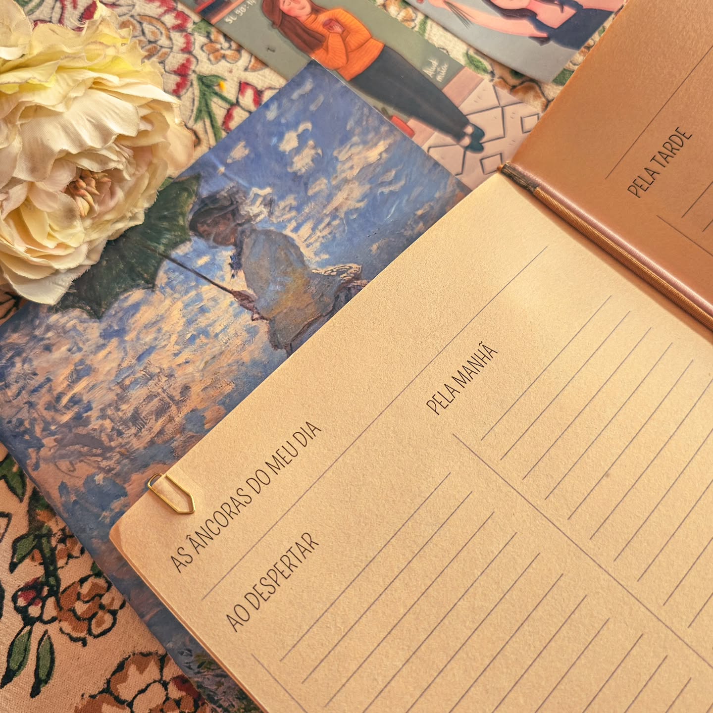 Semana 2 | As Âncoras que Firmam os Nossos Dias Comuns🍃
Estamos na segunda semana da nossa caminhada, e nos próximos dias vamos delinear todos aqueles momentos e atividades dentro da nossa rotina que funcionam como suportes e arrimos.
Vamos falar, nos próximos dias, sobre as nossas âncoras diárias.
Âncoras são os momentos que trazem apoio e sustentação para o nosso cotidiano.
Para te ajudar a organizar melhor os seus estudos e práticas ao longo da semana, compartilho com você a programação dessa primeira semana.
♡Hoje, dia 20 de novembro, há um texto no blog onde trago a introdução ao nosso assunto da semana: âncoras diárias.
♡Desta vez, a Rádio Leveza vai ao ar, excepcionalmente, numa segunda-feira, dia 25: veremos o passo a passo para a criação das âncoras que vão sustentar os nossos dias.
♡E dia 26, compartilho com você uma playlist que irá inspirar vocês durante o cultivo dessas valiosas âncoras.
O material que vou indicar para vocês nesses primeiros passos da nossa jornada é o Caderno Minha Vida com Propósito.
Ele é uma ferramenta útil e valiosa para cultivarmos uma vida mais cheia de intenção, presença e propósito.
Links na bio para todos os conteúdos e para você ter o seu próprio caderninho de propósito🍂