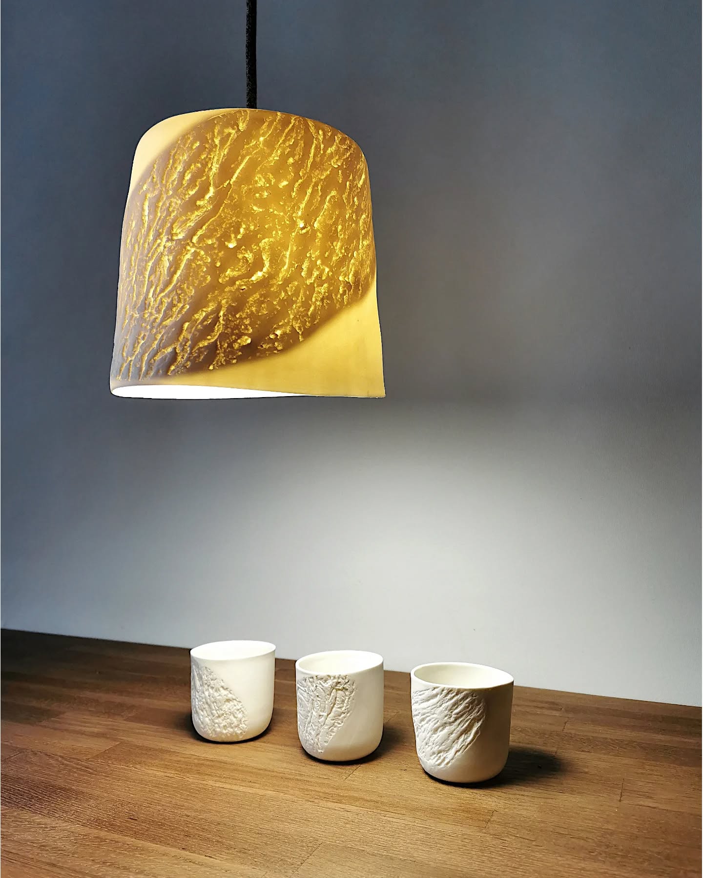 Suspension et petites tasses à la tombée de la nuit..
Porcelaine
Empreinte d'écorce d'abricotier
#ceramique #luminaireartisanal #suspension #pieceunique #homeceramics #porcelainesensible #porcelainevegetale #objetdart #vegetalceramic